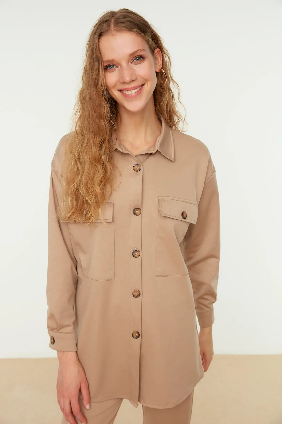 Trendyol Modest  Beiges Strickset aus Hemd und Hose mit Knopfleiste TCTSS22US0116