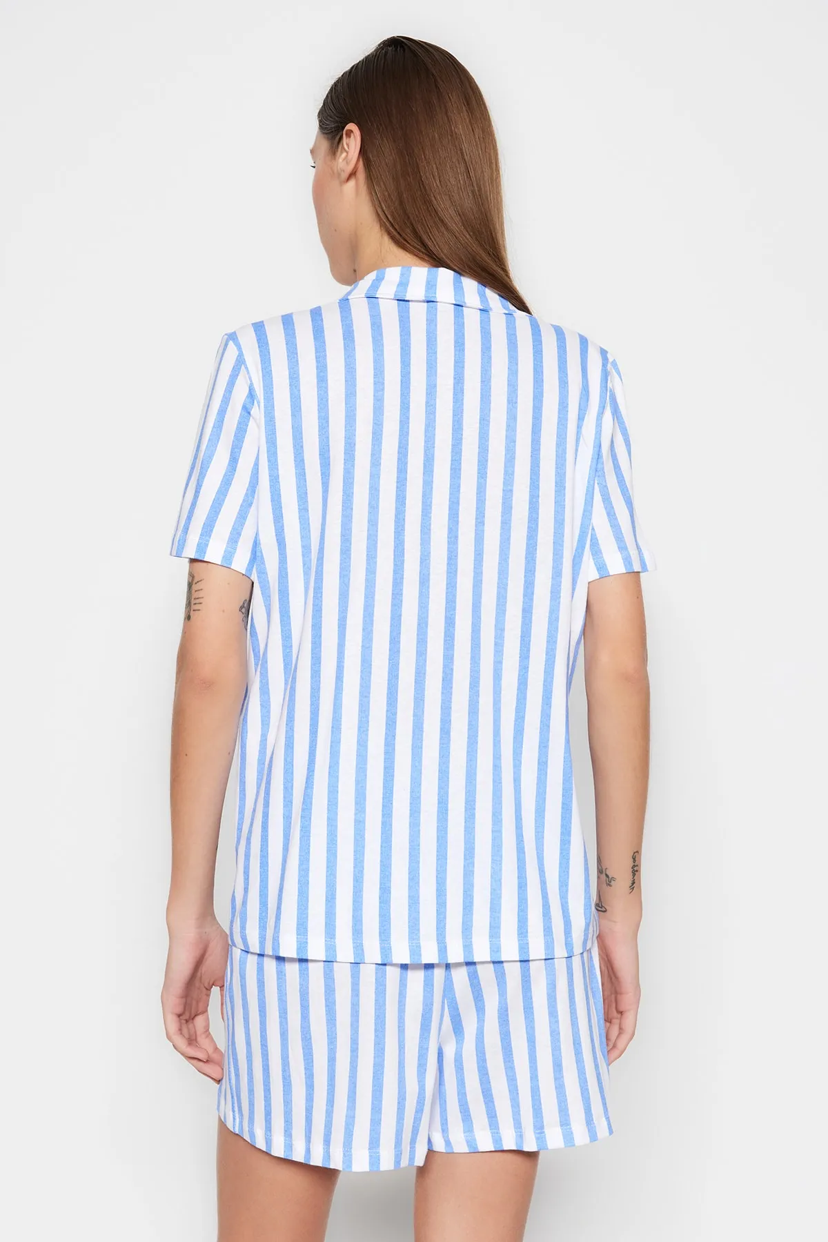 Trendyol Collection  Blaues Pyjama-Set aus gestreiftem Hemd und Shorts aus 100 % Baumwolle THMSS23PT00020