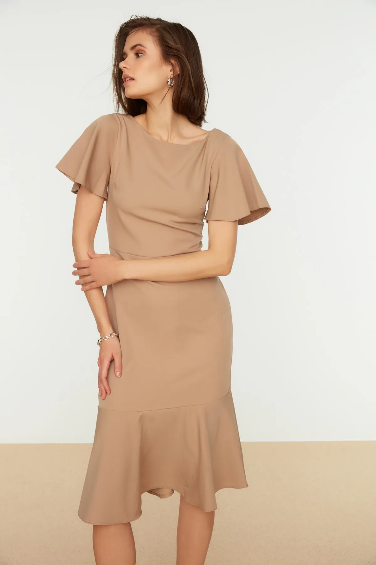 Trendyol Collection  Nerzfarbenes, figurbetontes Midikleid mit gewebtem Volant TWOSS20EL1342