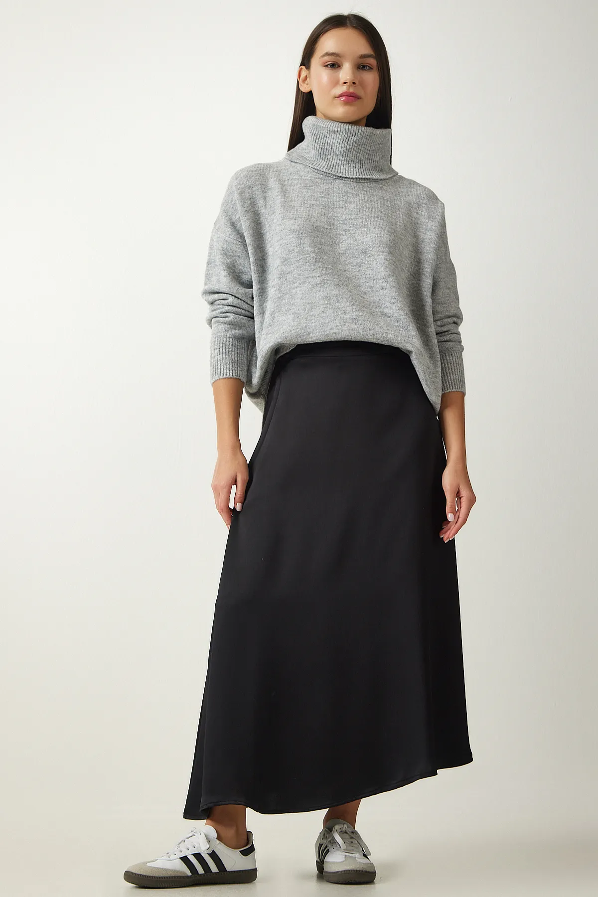 Happiness İstanbul  Schwarzer asymmetrisch geformter Satin-Oberflächenrock für Damen UB00218