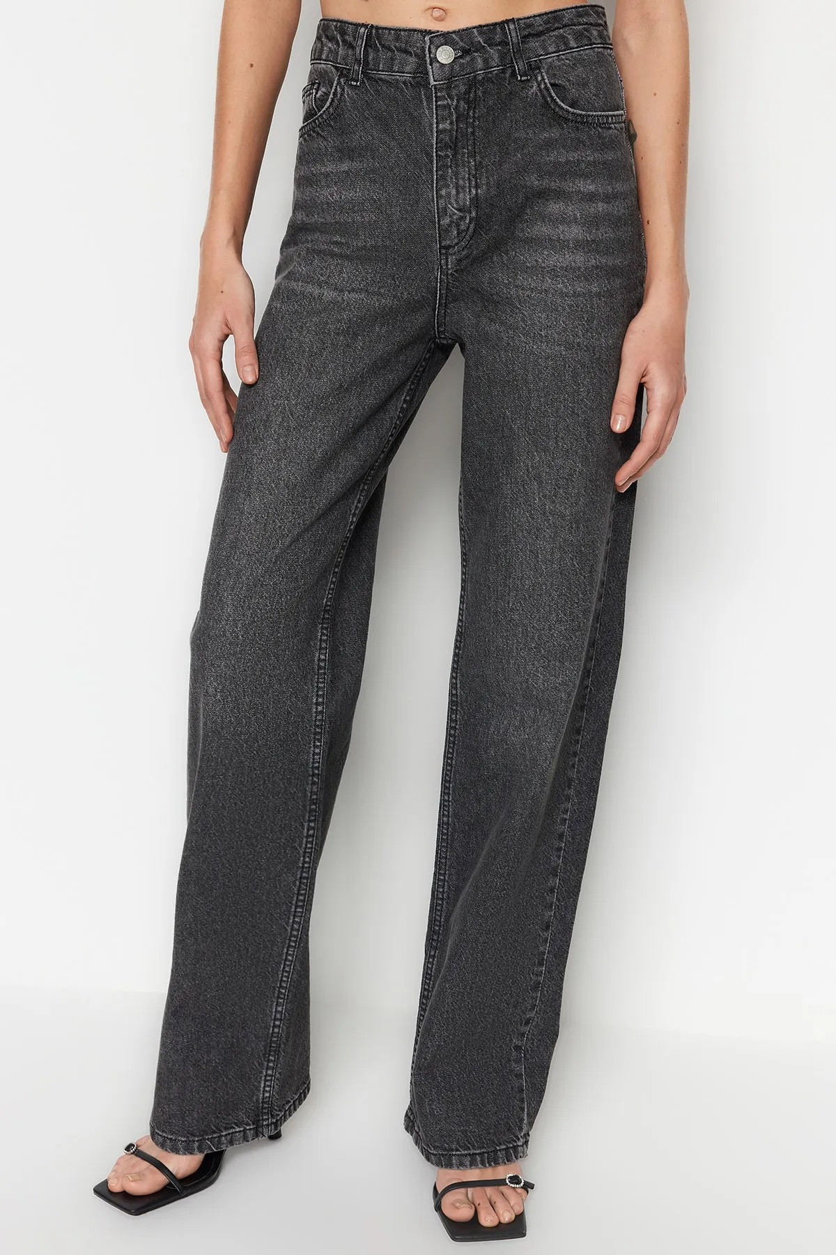 Trendyol Collection  Schwarze Jeans mit niedriger Taille und weitem Bein TWOSS23JE00088