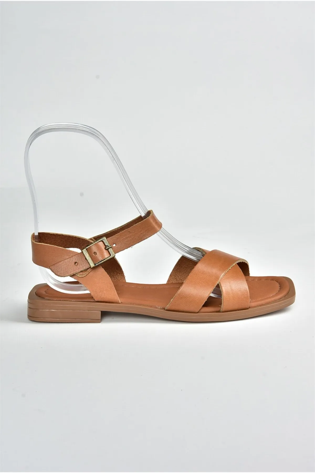 Fox Shoes  Hellbraune Damen-Sandalen aus echtem Leder mit Kreuzriemen M291041503