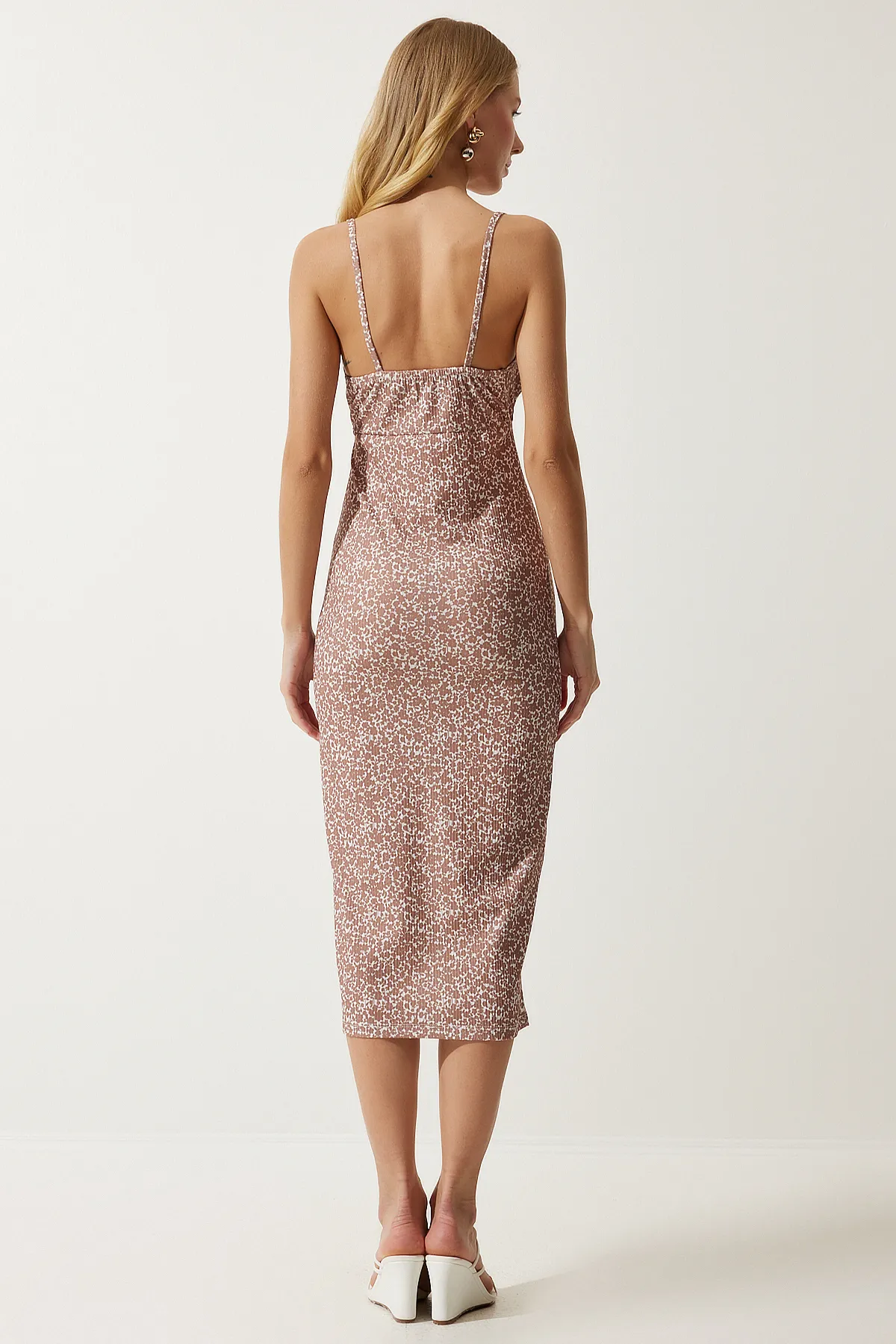 Happiness İstanbul  Lebhaftes, nerzweißes, geblümtes Sommer-Strickkleid mit Schlitz für Damen CI00029