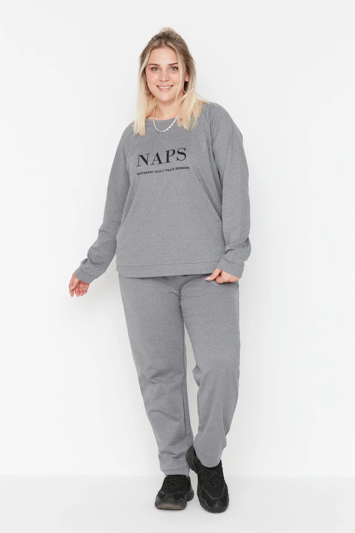 Trendyol Curve  Graues Pyjama-Set aus Strick