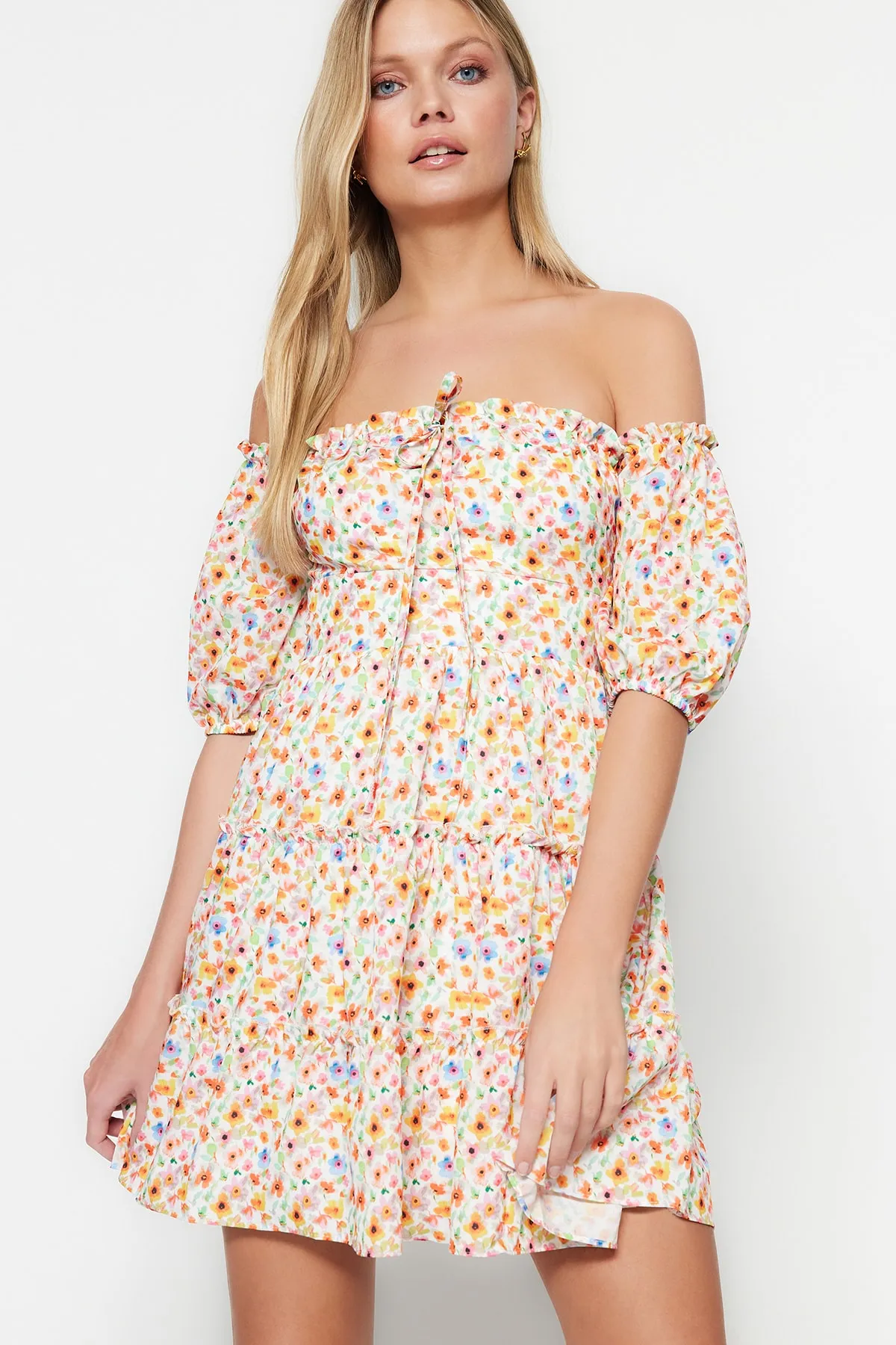 Trendyol Collection  Mehrfarbiges, gewebtes, gewebtes Minikleid mit Rüschen und Blumenmuster an der Taille TWOSS21EL3292