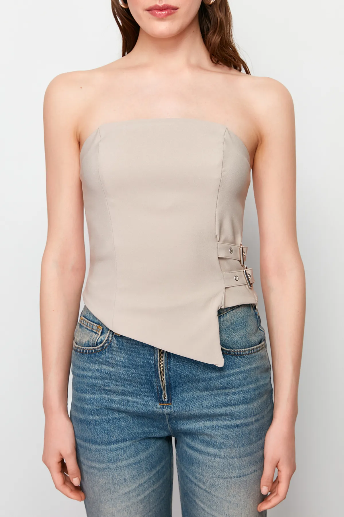 Trendyol Collection  Nerzfarbene, trägerlose, taillierte, gewebte Bluse mit Gürtelschnallendetail TWOSS24BZ00349
