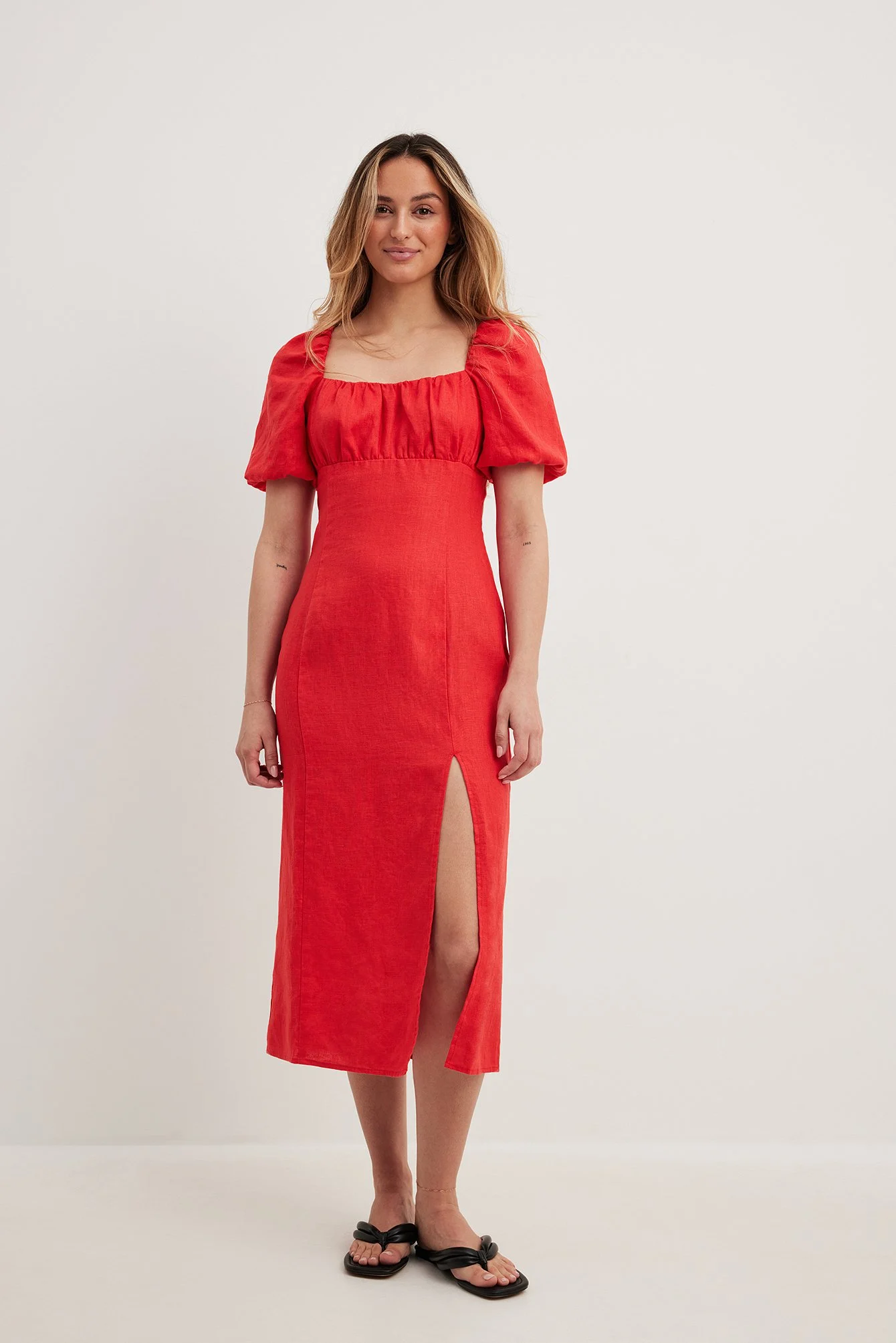 Gerafftes Leinenkleid mit Brustschlitzen