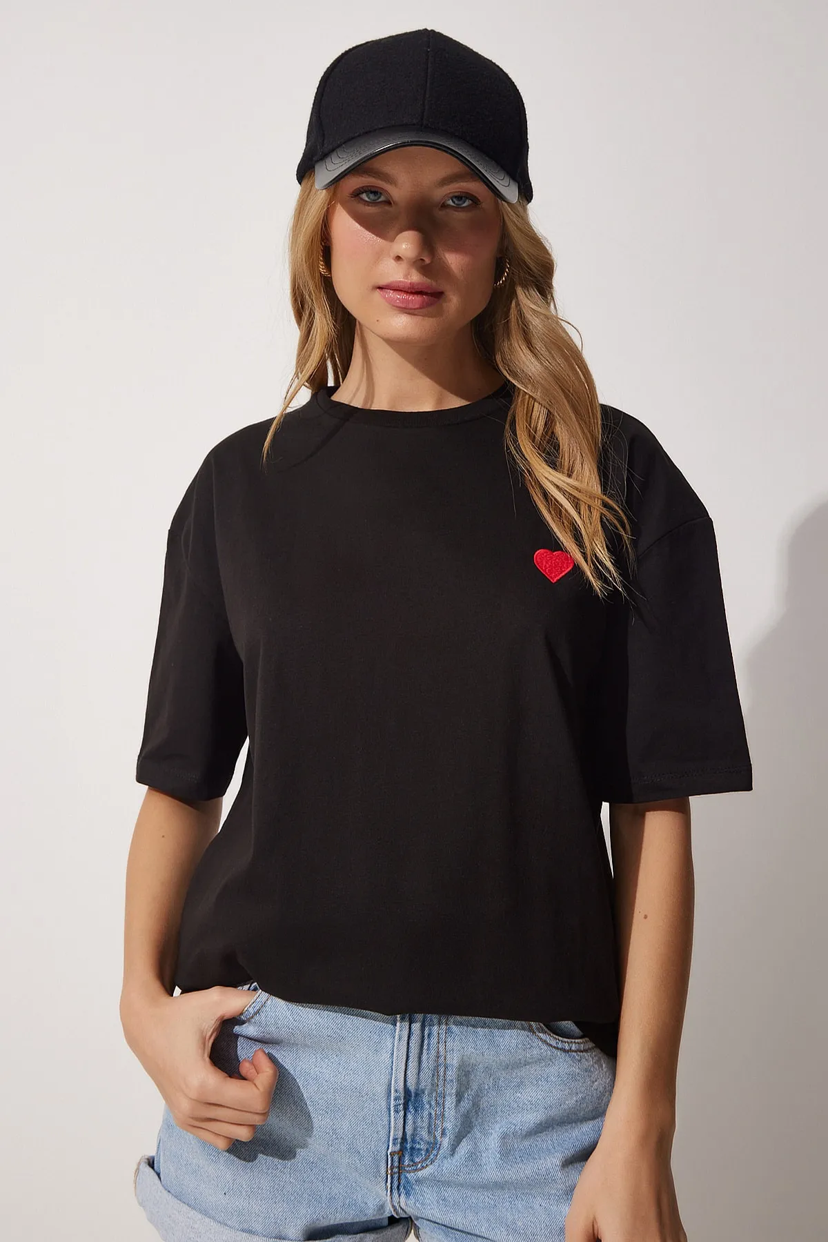 Happiness İstanbul  Schwarzes Oversize-T-Shirt aus Baumwolle mit Herzstickerei für Damen CR00405