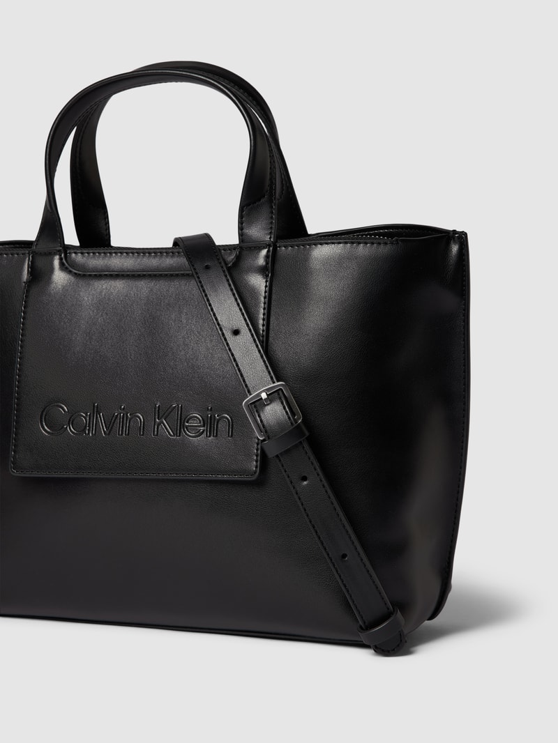 Handtasche in Leder-Optik mit Label-Print in schwarz