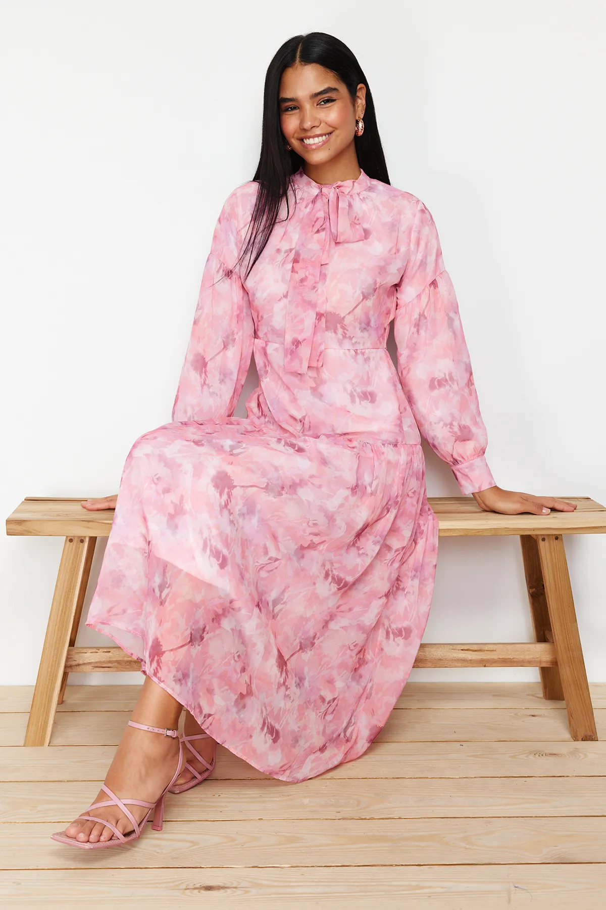 Trendyol Modest  Rosa gefüttertes, gewebtes Kleid mit Blumenmuster und Gürtel TCTSS24EB00075