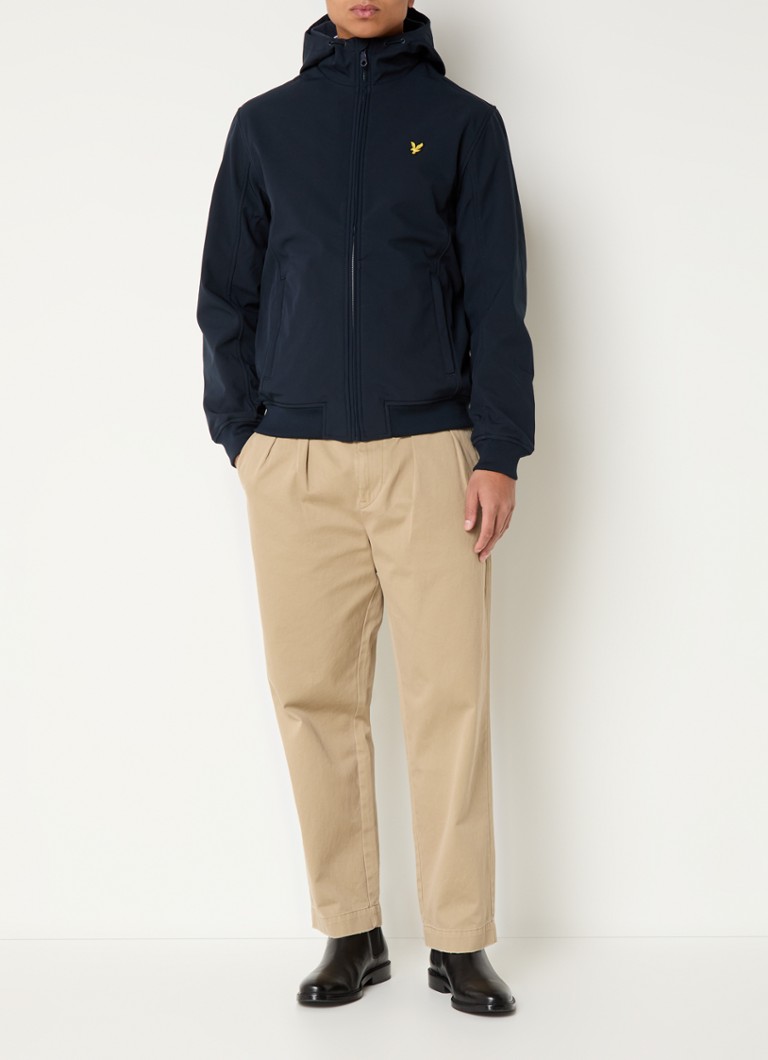 Kurtka typu softshell Lyle & Scott z kapturem i kieszeniami zapinanymi na zamek.