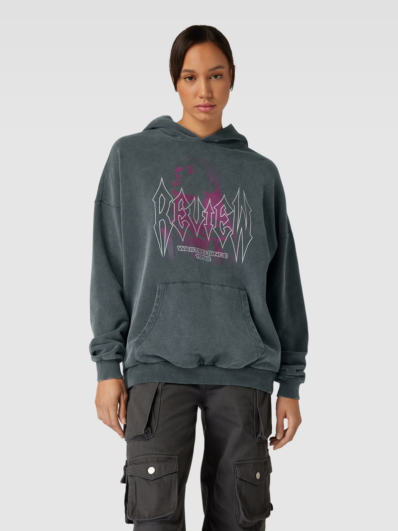Hoodie mit Label-Print und überschnittenen Schultern in anthrazit