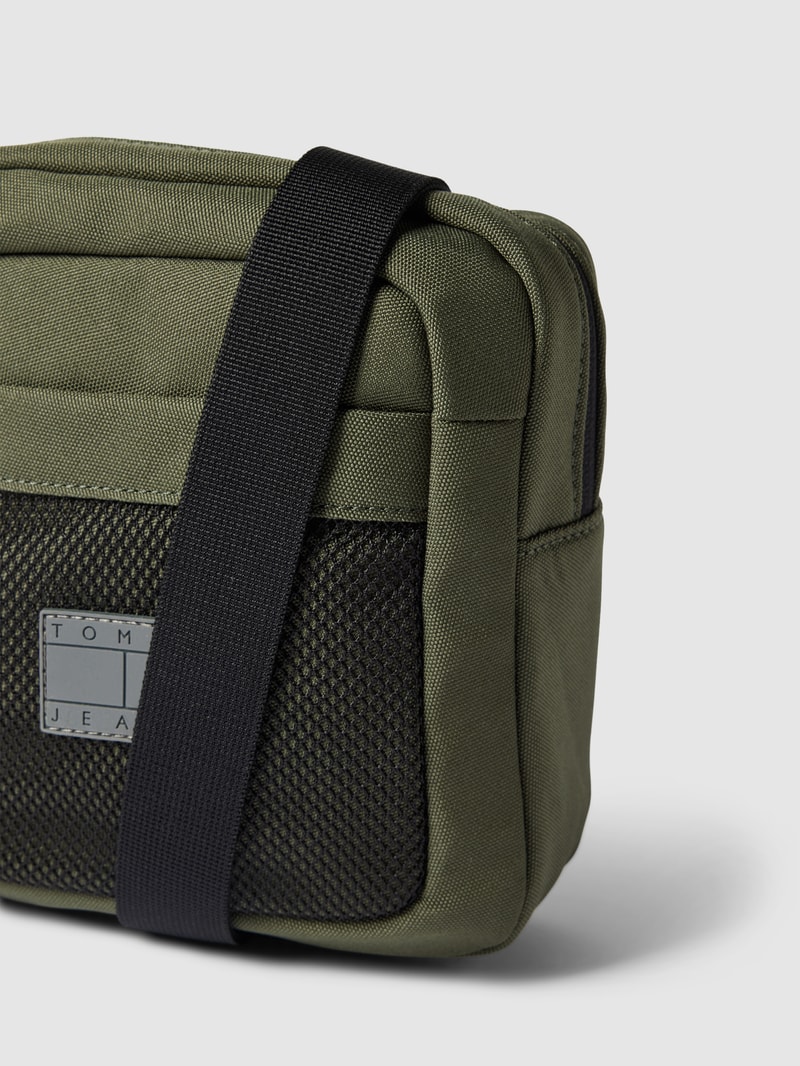 Umhängetasche mit Label-Patch in olivgrün