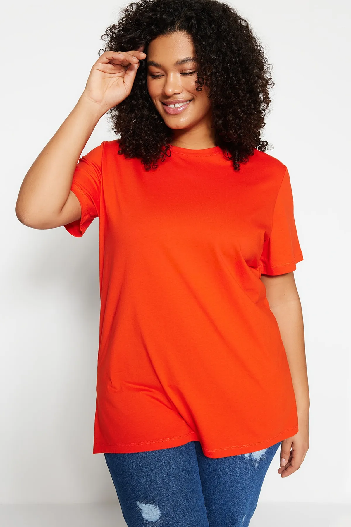 Trendyol Curve  Rotes Boyfriend-Strick-T-Shirt mit Rundhalsausschnitt und Schlitz TBBSS22BF0031