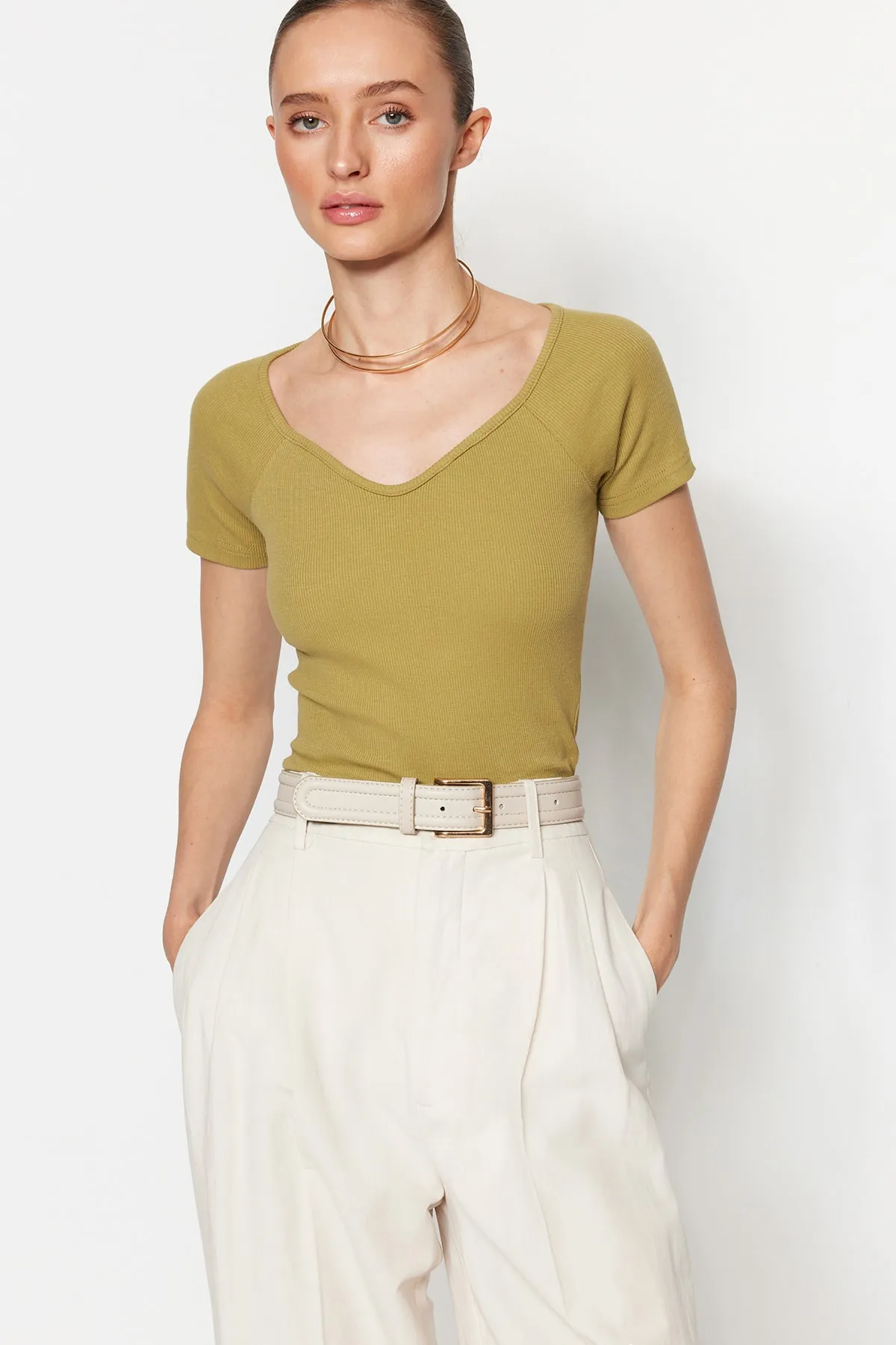 Trendyol Collection  Fettgrüne, figurbetonte Stretch-Strickbluse aus Cord-Baumwolle TWOSS21BZ0579