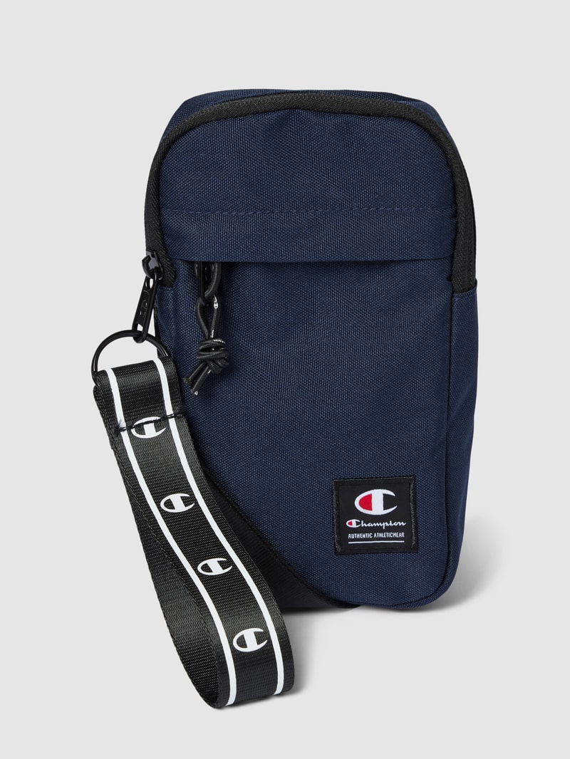 Umhängetasche mit Label-Patch in marineblau