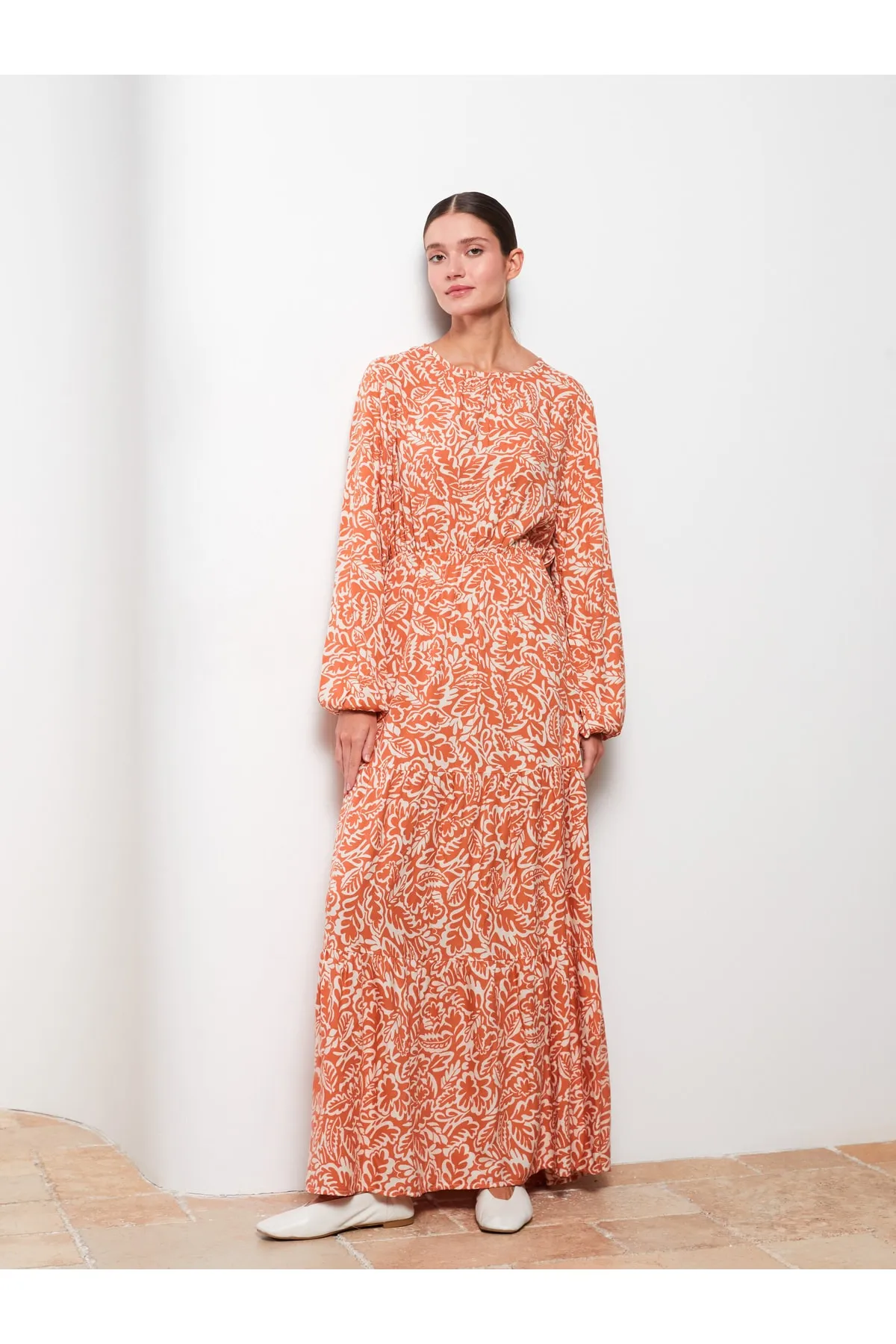 LC Waikiki  Gemustertes Damenkleid aus Viskose mit langen Ärmeln und Rundhalsausschnitt