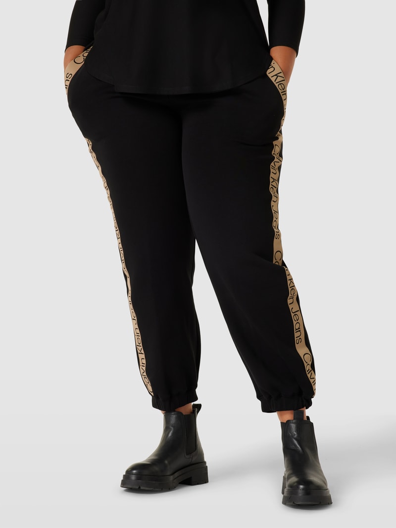 PLUS SIZE Sweatpants mit Galonstreifen in schwarz