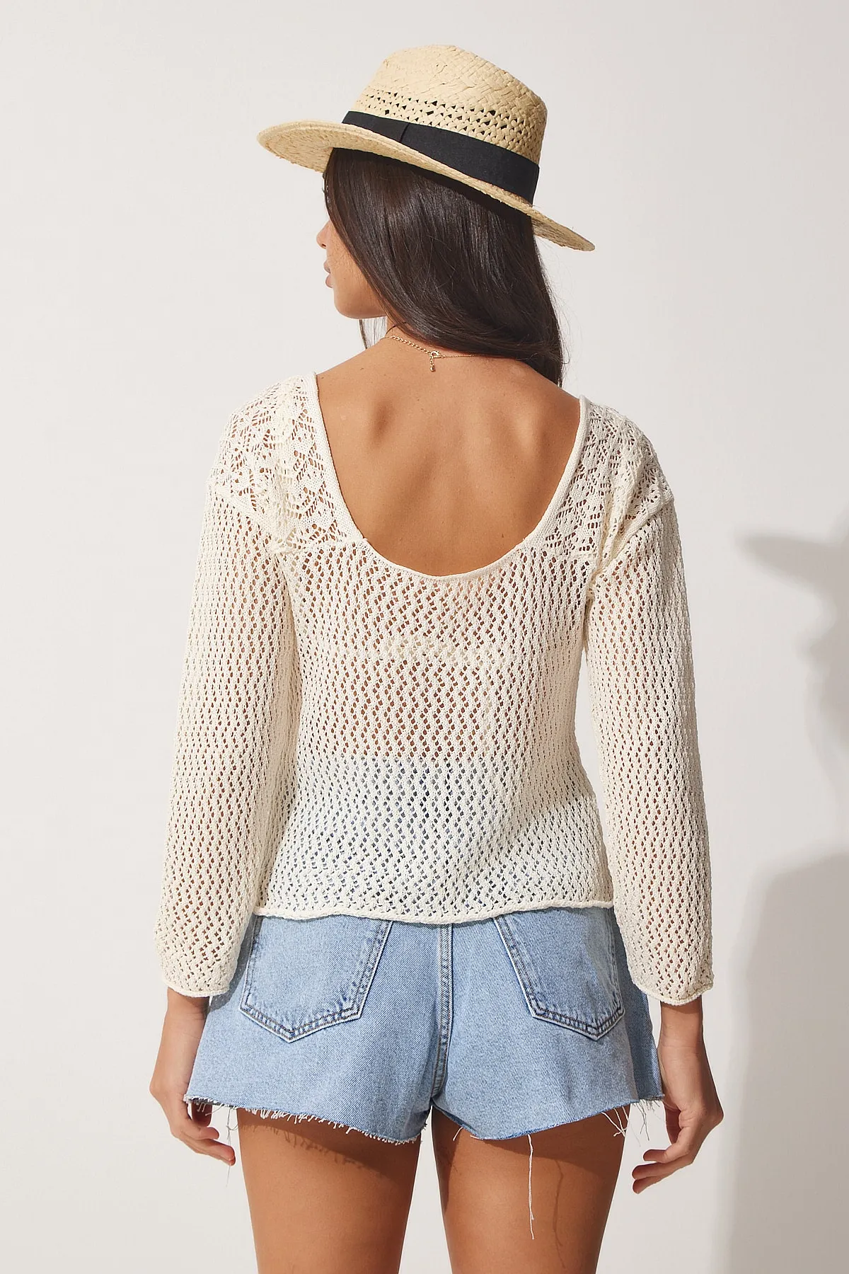 Happiness İstanbul  Cremefarbene, durchbrochene, saisonale Strickbluse mit überkreuzten Schnüren für Damen NF00060