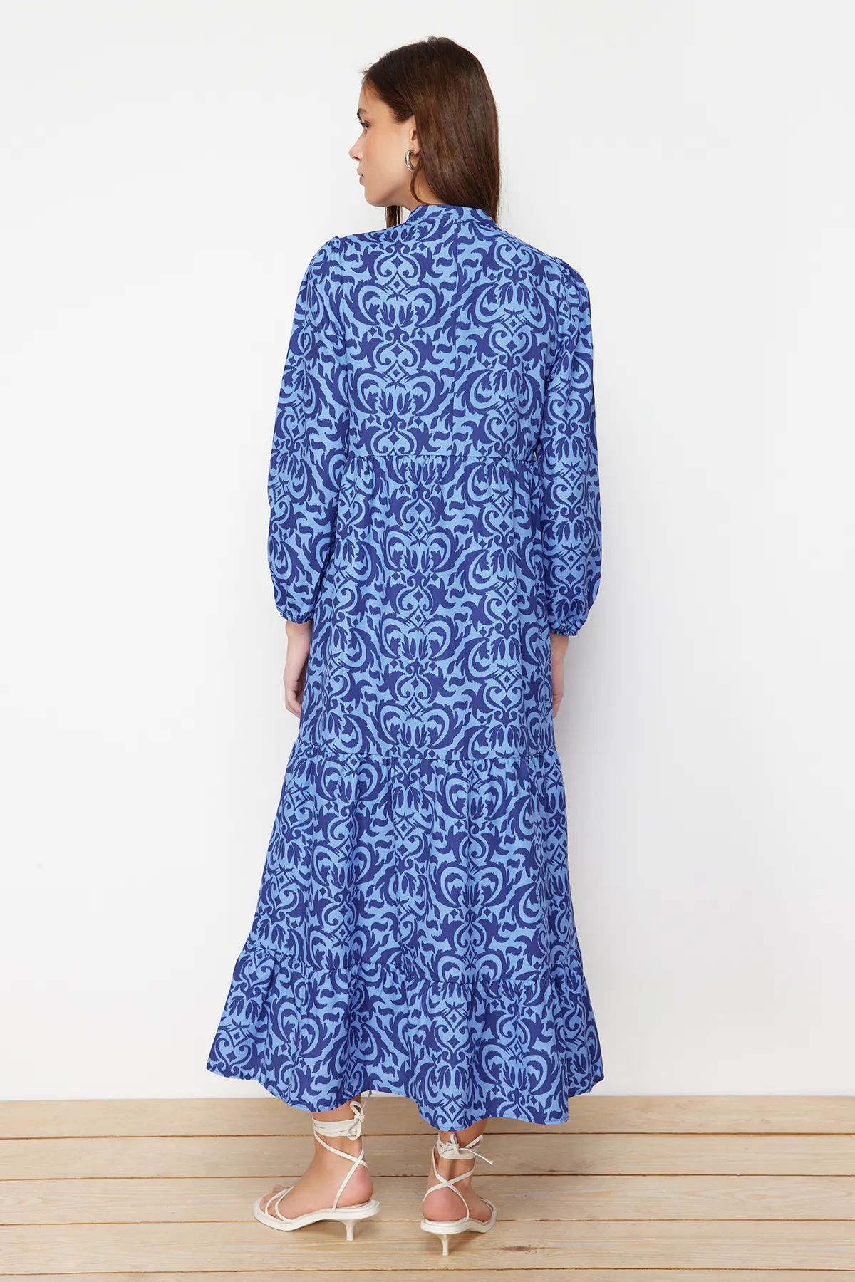 Trendyol Modest  Saks gemustertes, gewebtes Baumwollkleid mit halber Knopfleiste und weiter Passform TCTSS23EB00222