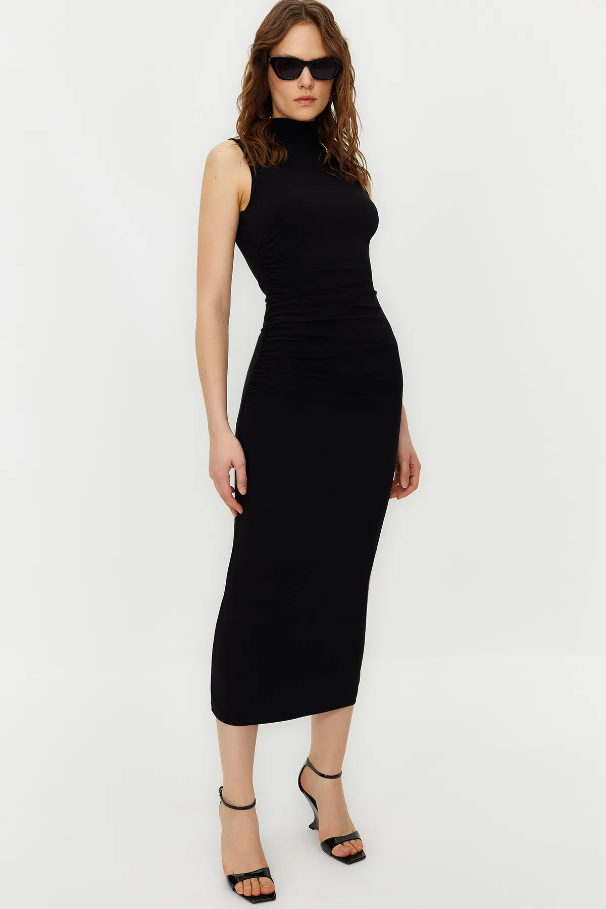 Trendyol Collection  Schwarzes ärmelloses, drapiertes, figurbetontes Maxi-Bleistiftkleid aus flexiblem Strick TWOSS24EL00101