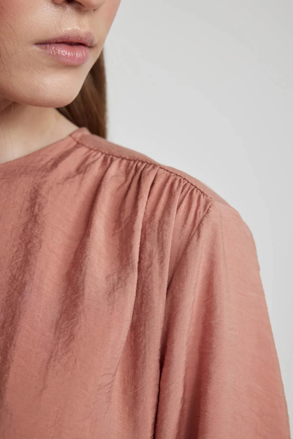 DeFacto  Langärmliges Kleid mit normaler Passform und Rundhalsausschnitt A8904ax23hs