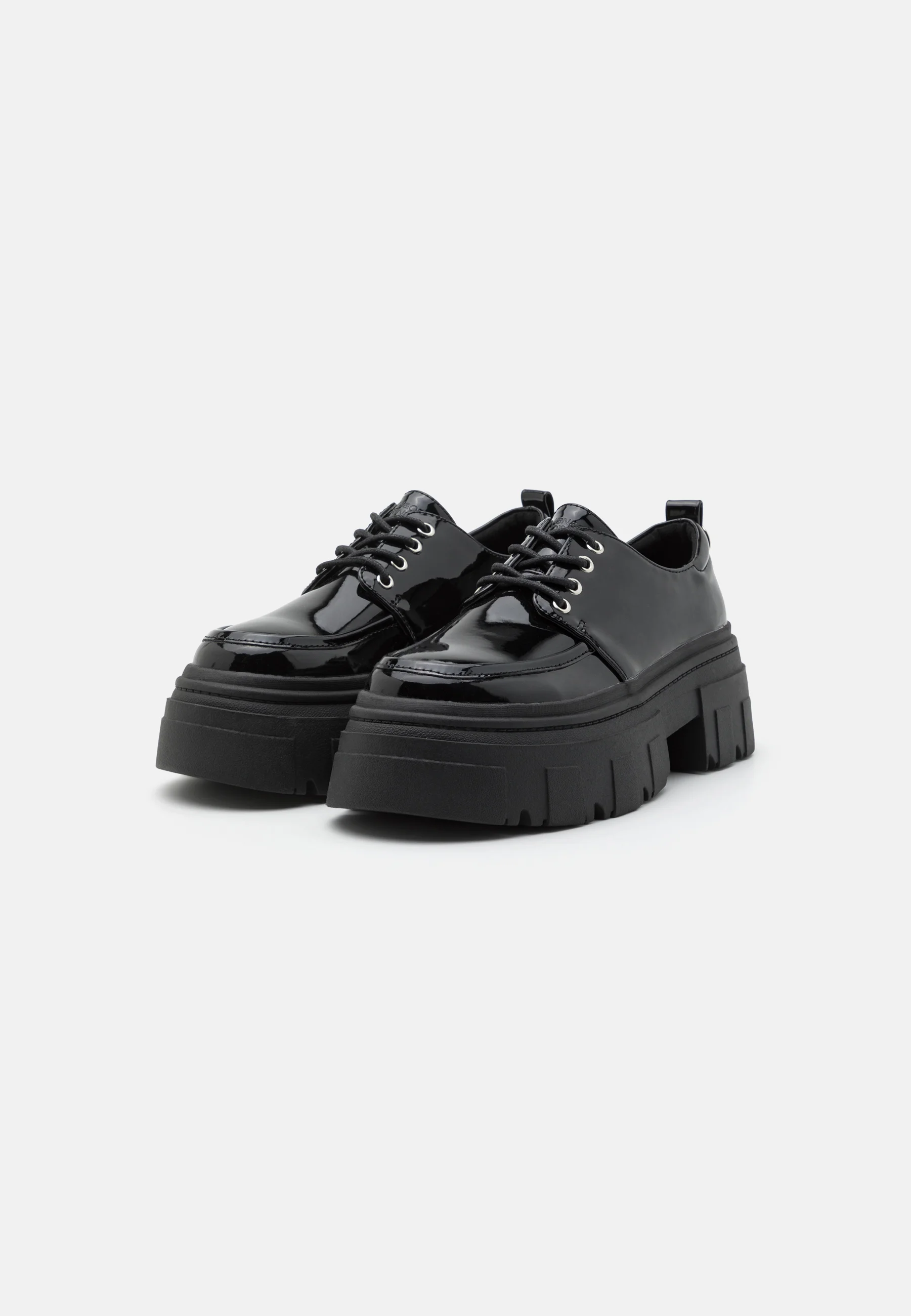 Zapatos con cordones pares e impares