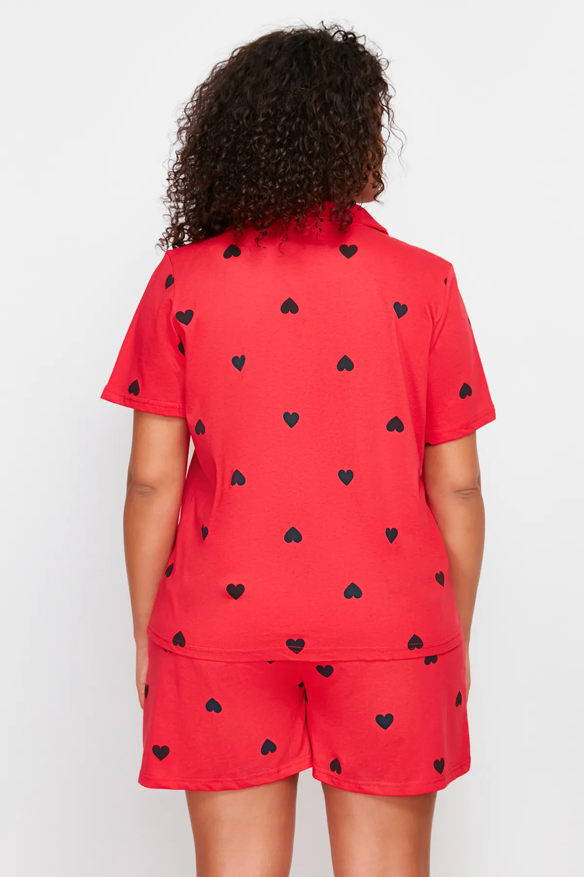 Trendyol Curve  Rotes Pyjama-Set aus Strick mit Herzmuster TBBSS24AI00026