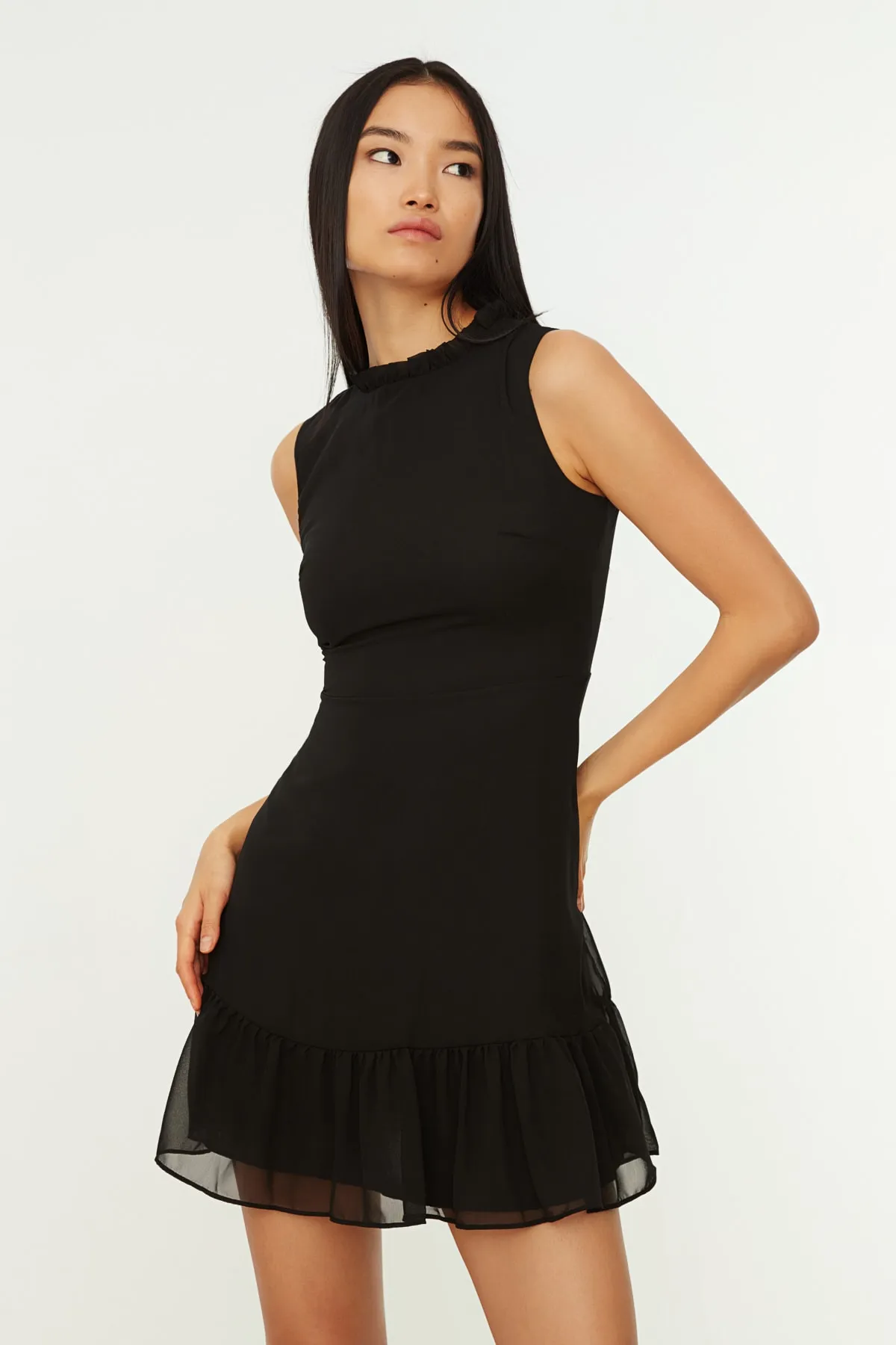 Trendyol Collection  Schwarzes, gewebtes Minikleid in A-Linie mit Rüschen und Chiffonfutter TWOSS20EL0237