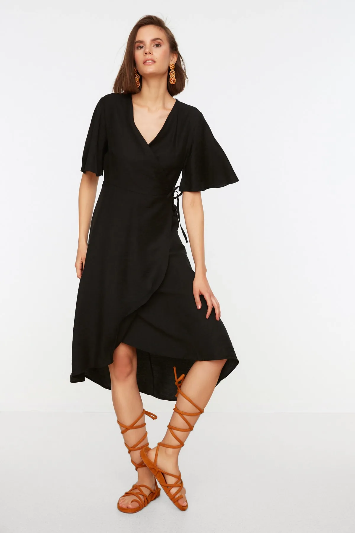 Trendyol Collection  Schwarzes zweireihiges asymmetrisches Midi-Webkleid TWOSS21EL2071