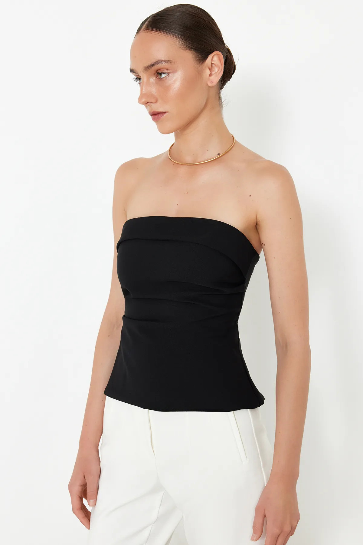 Trendyol Collection  Schwarze trägerlose taillierte Webbluse TWOSS24BZ00348