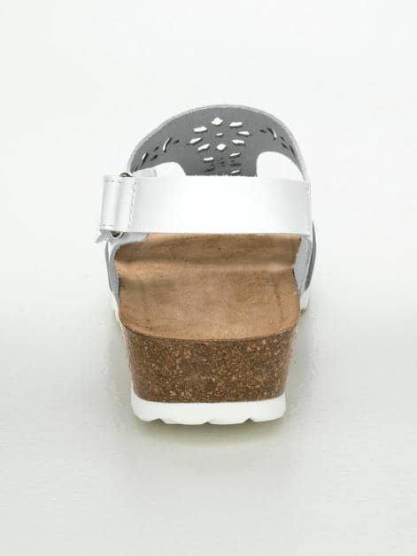 Bio-Keilsandale mit Lasercut im Blumenmuster