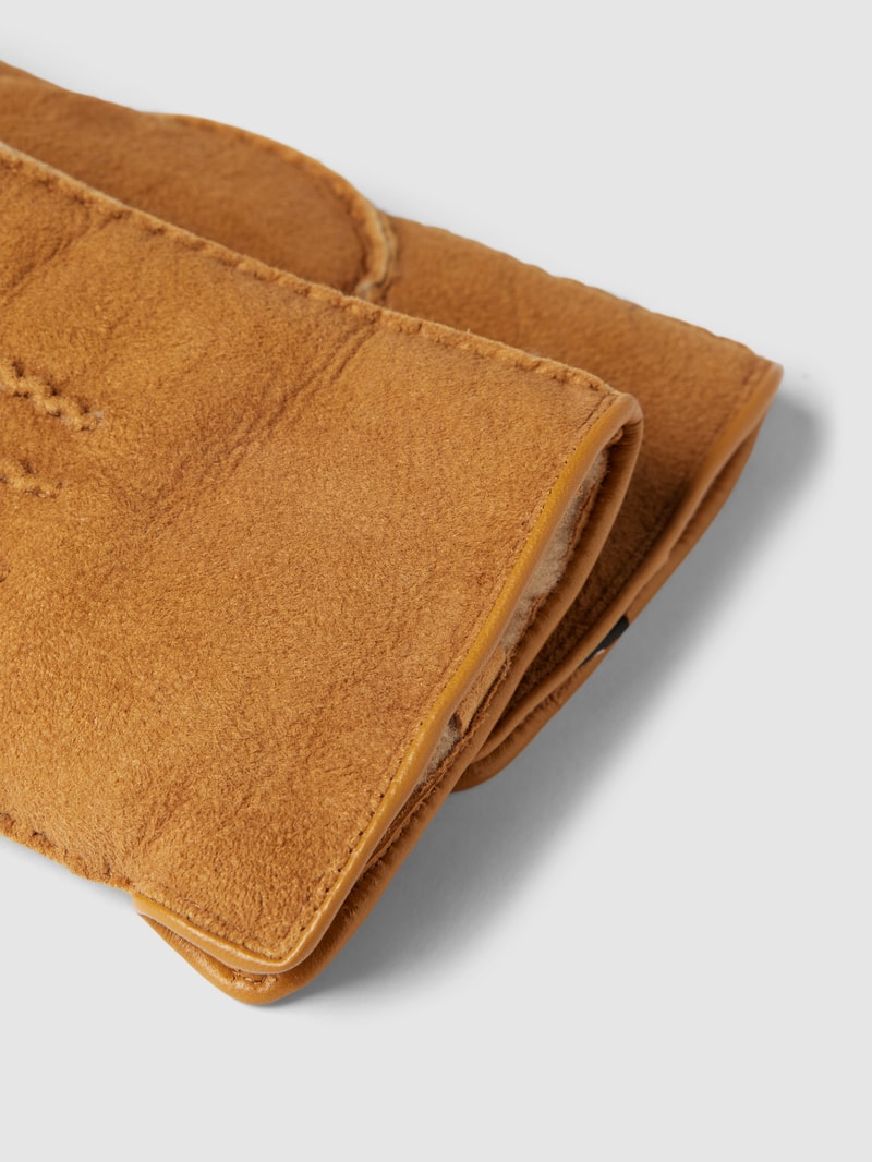 Handschuhe mit Label-Applikation in camel