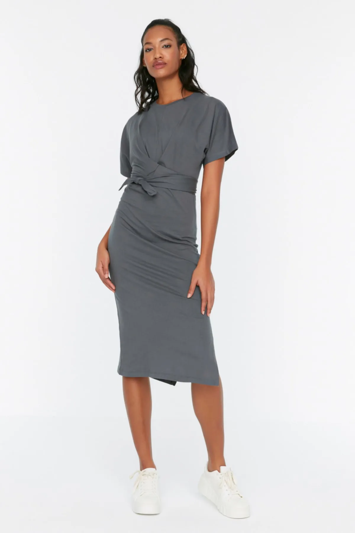 Trendyol Collection  Anthrazitfarbenes, tailliertes Midi-Bleistiftkleid aus 100 % Baumwolle mit Schlitz und Bindedetail TWOSS21EL0404