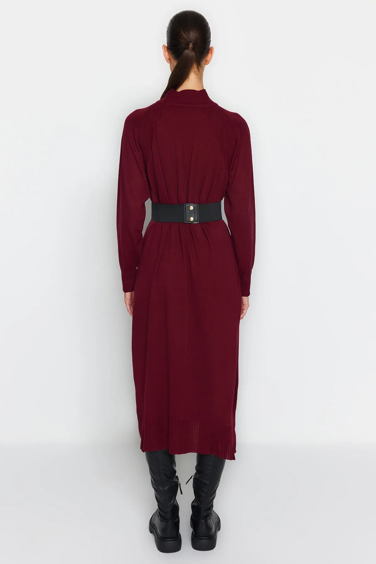 Trendyol Modest  Pflaumenfarbenes Strickkleid aus Kunstleder mit Gürtel und Stehkragen TCTAW24EB00030