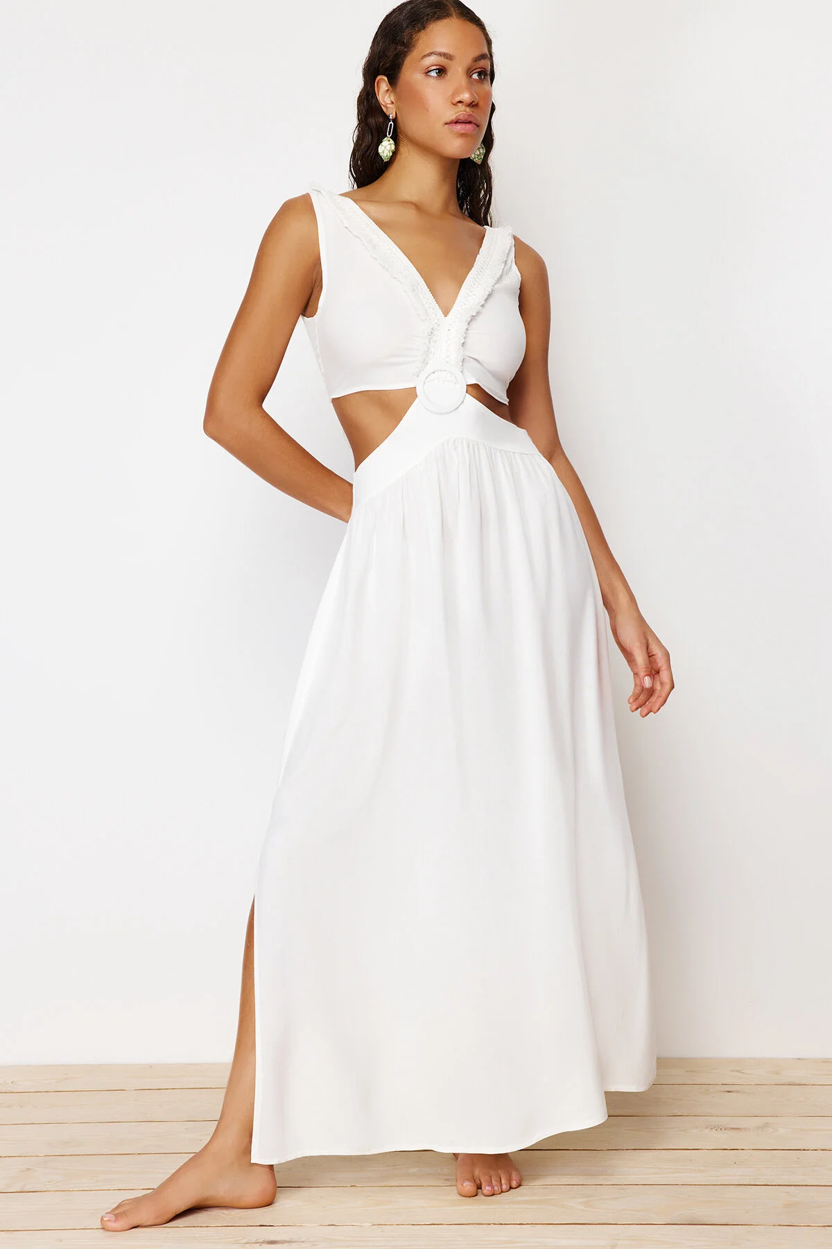 Trendyol Collection  Ecrufarbenes Maxi-Strandkleid mit gewebten Quasten TBESS21EL3624