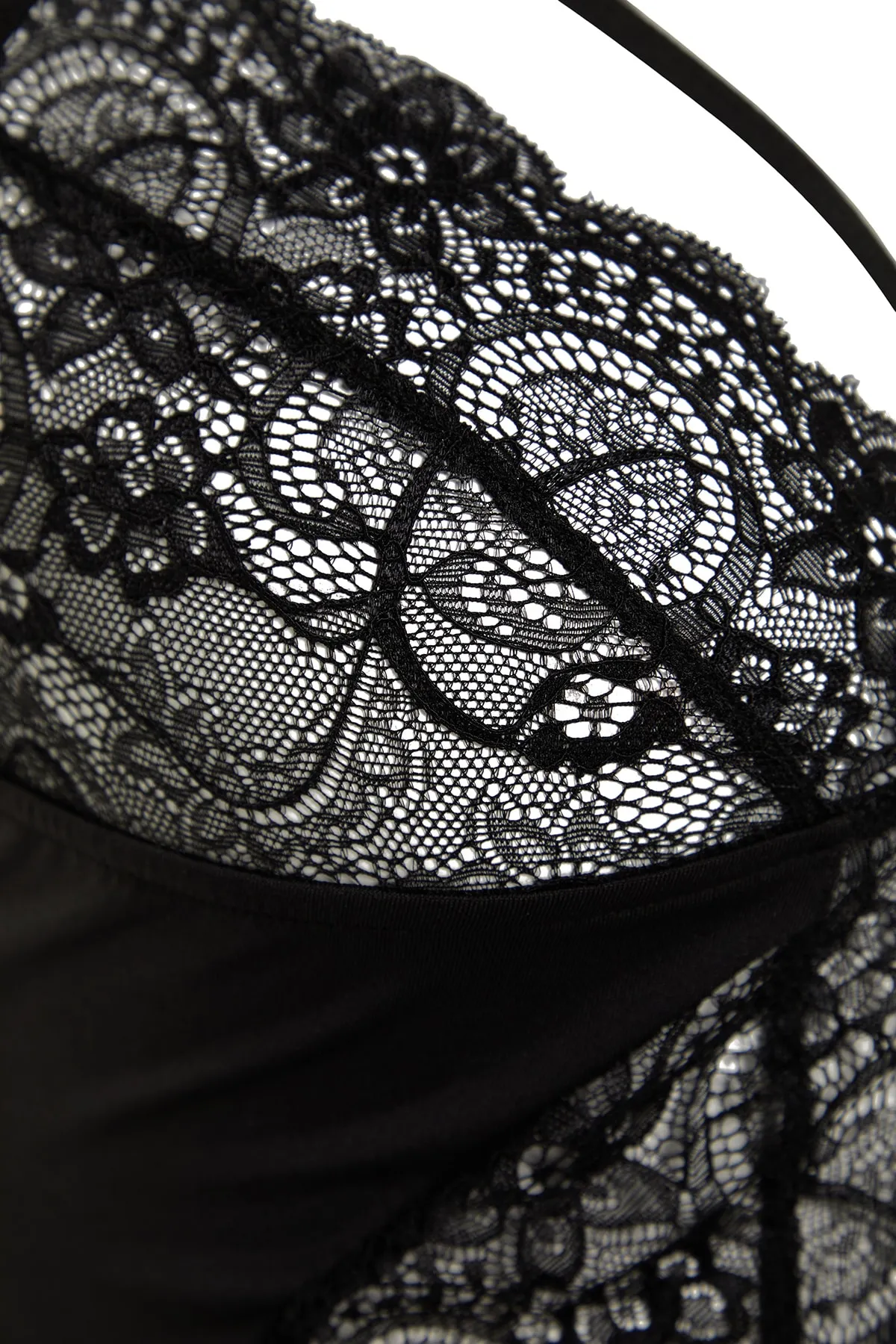 Trendyol Curve  Schwarzer Spitzen-Body mit Details TBBSS23CS00000