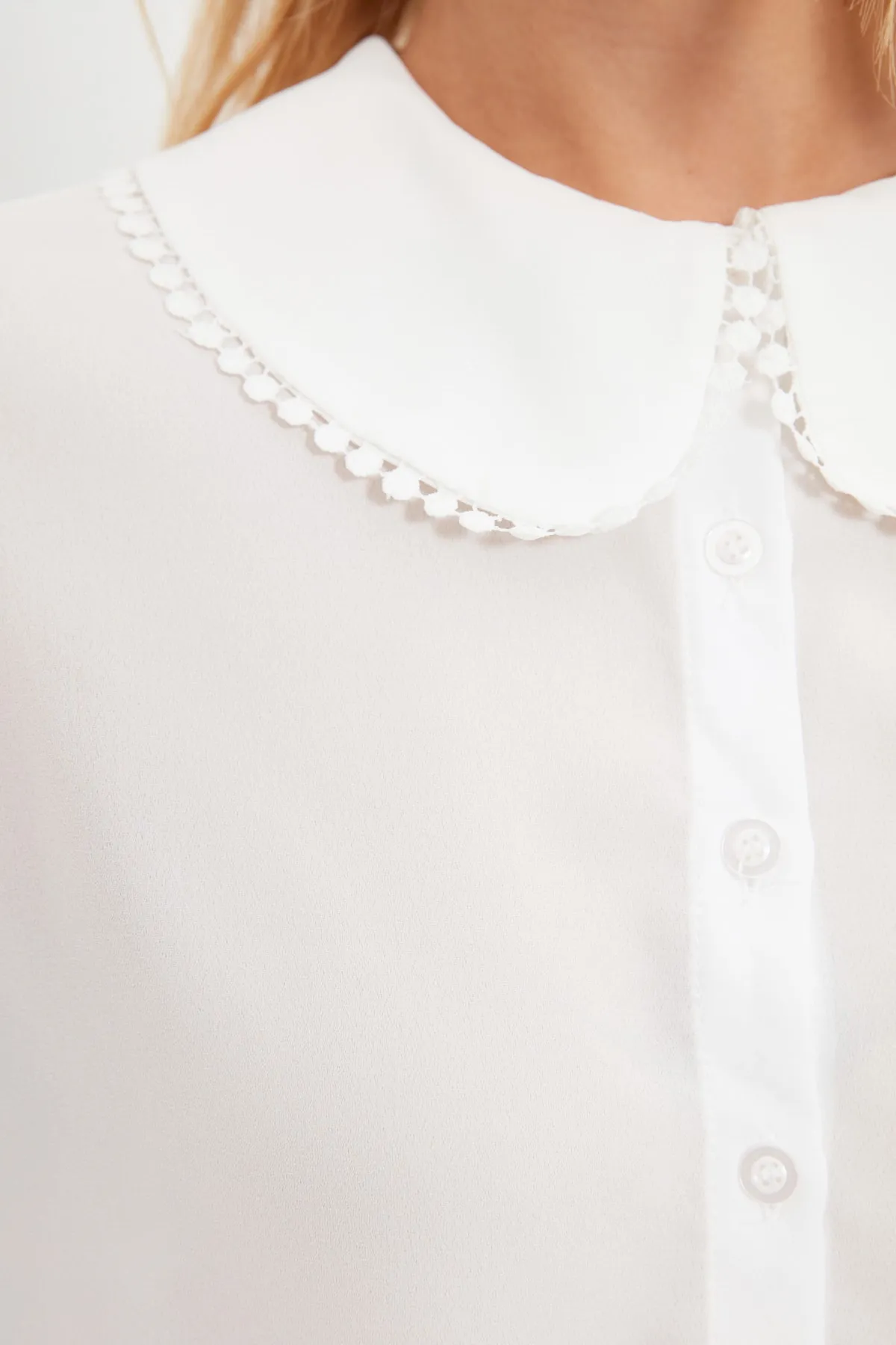 Trendyol Collection  Weißes gewebtes Hemd mit Pompom-Kragen für Babys - TWOAW21GO0717