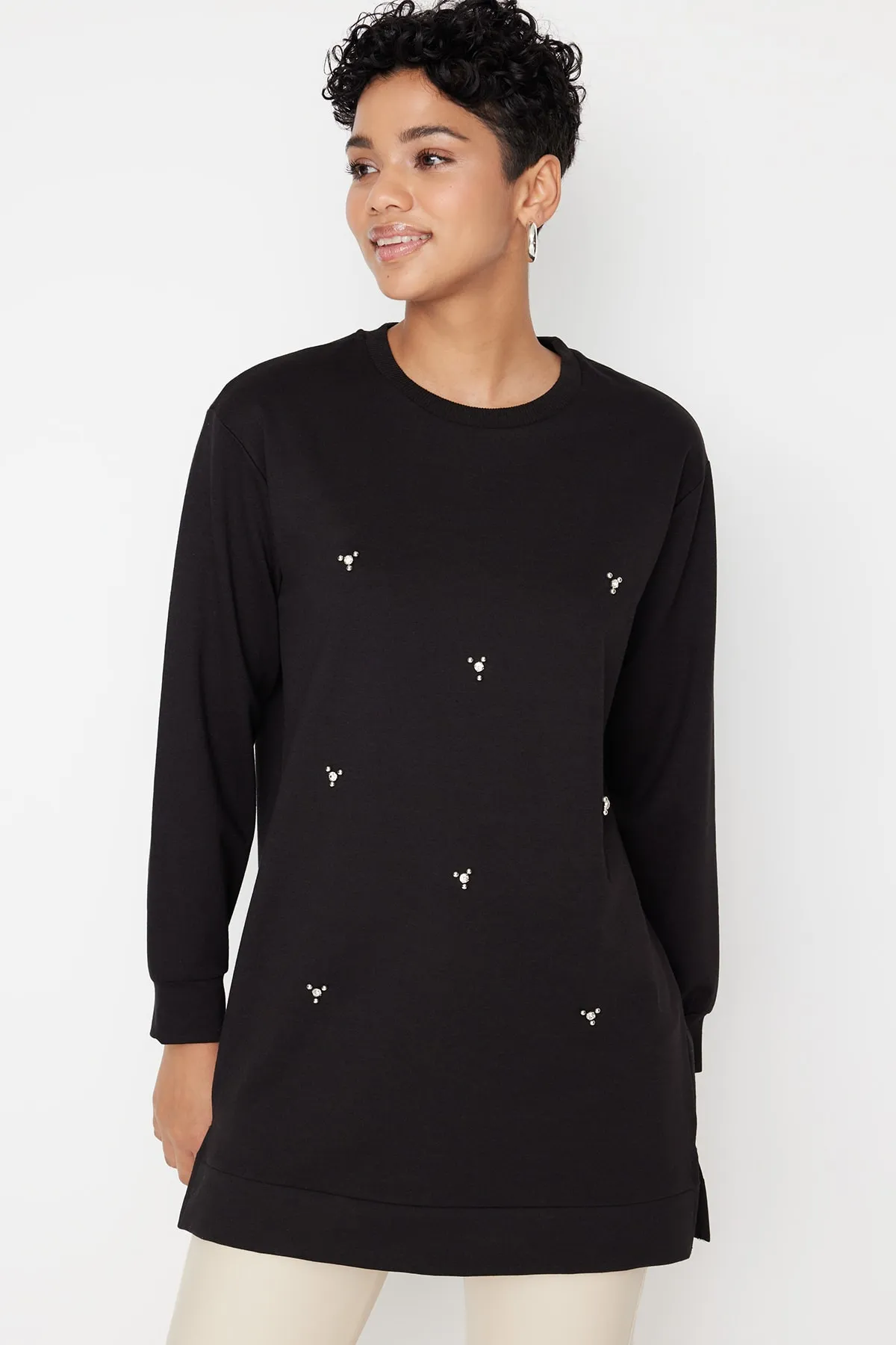 Trendyol Modest  Schwarze Stricktunika mit Rundhalsausschnitt und Steindetail TCTSS22TN0072
