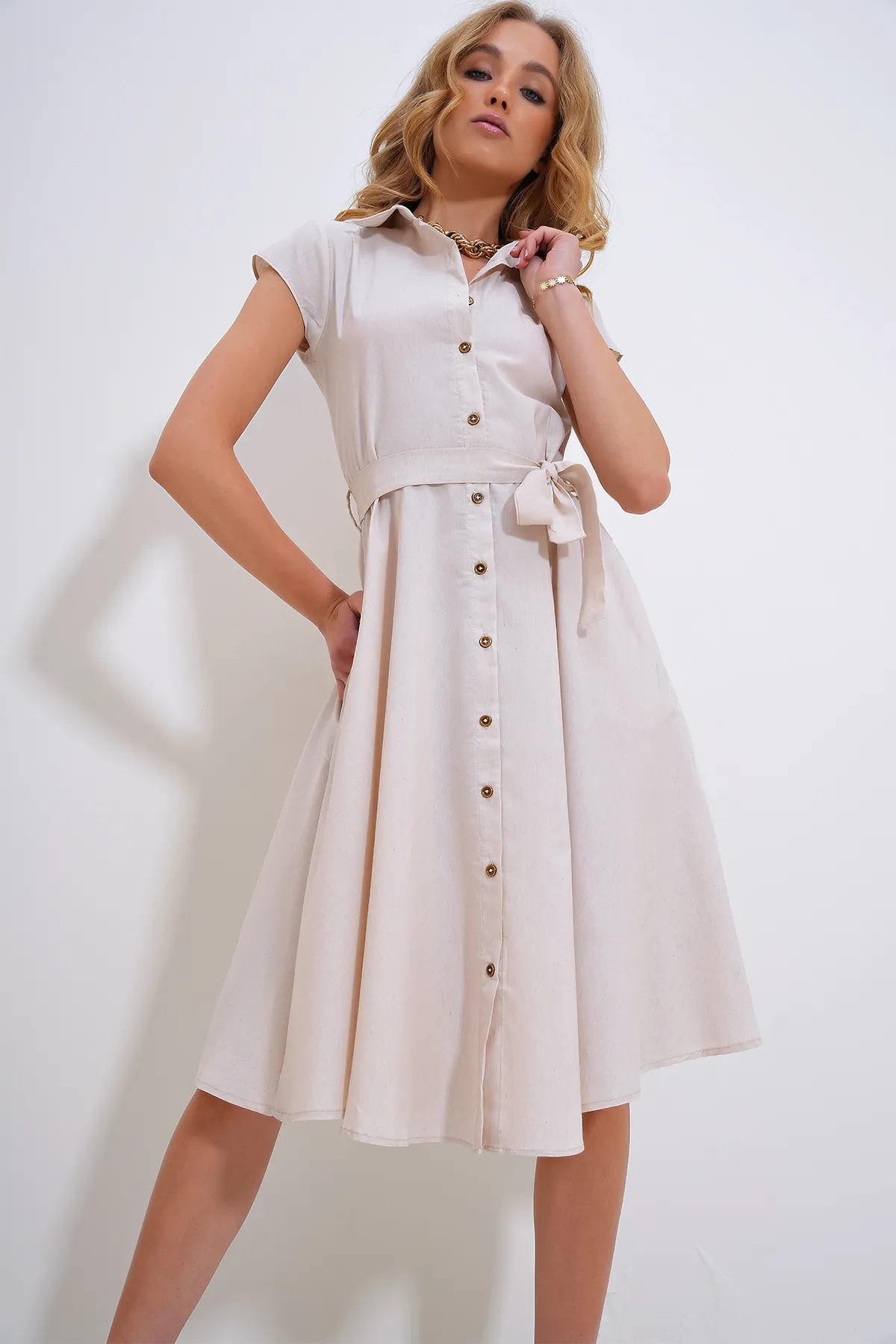 Trend Alaçatı Stili  Beigefarbenes ärmelloses Hemdkleid aus Leinengewebe für Damen ALC-X6056
