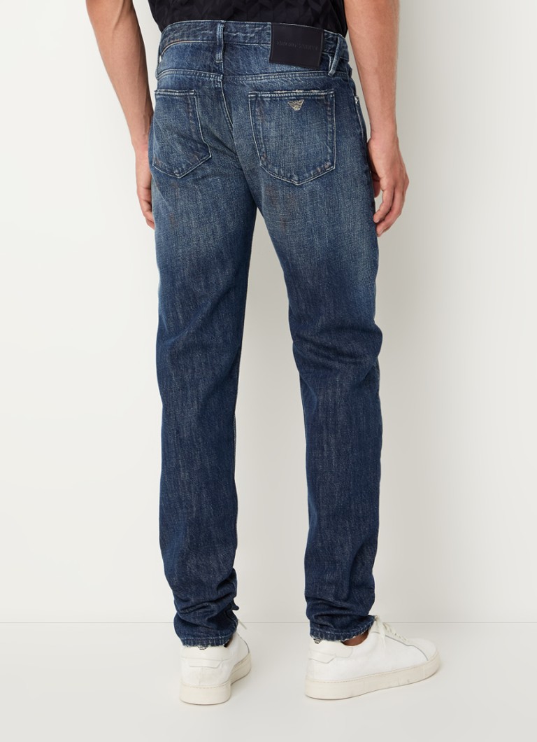 Blugi Emporio Armani slim fit, într-o nuanță închisă, cu buzunare laterale.