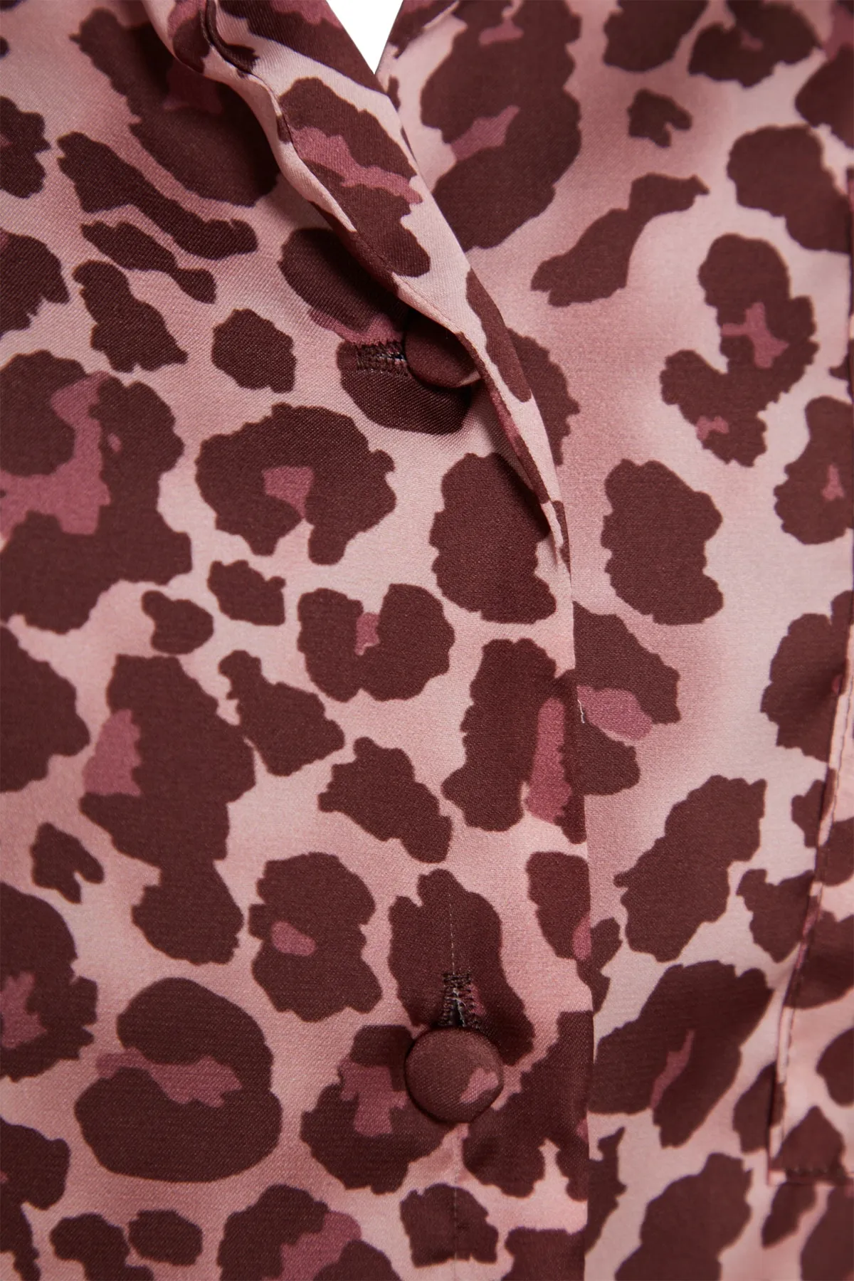 Trendyol Collection  Gewebtes Pyjama-Set aus Hemd und Shorts aus Satin mit Leopardenmuster in Rosa THMSS20PT0158