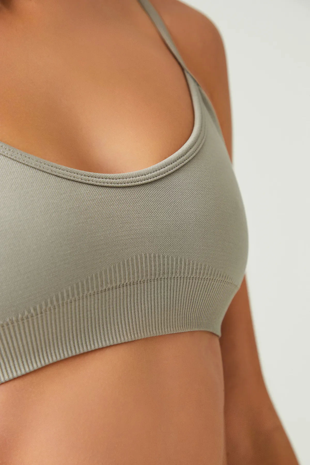 LOS OJOS  x Melodi Soft Khaki Nahtloser, unterstützter Sport-BH mit Trägern