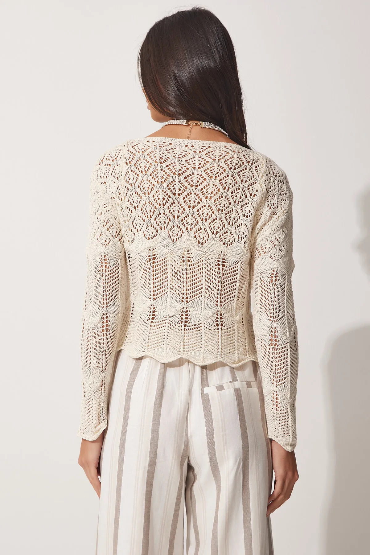 Happiness İstanbul  Cremefarbene durchbrochene Sommer-Strickbluse für Damen Kİ00081