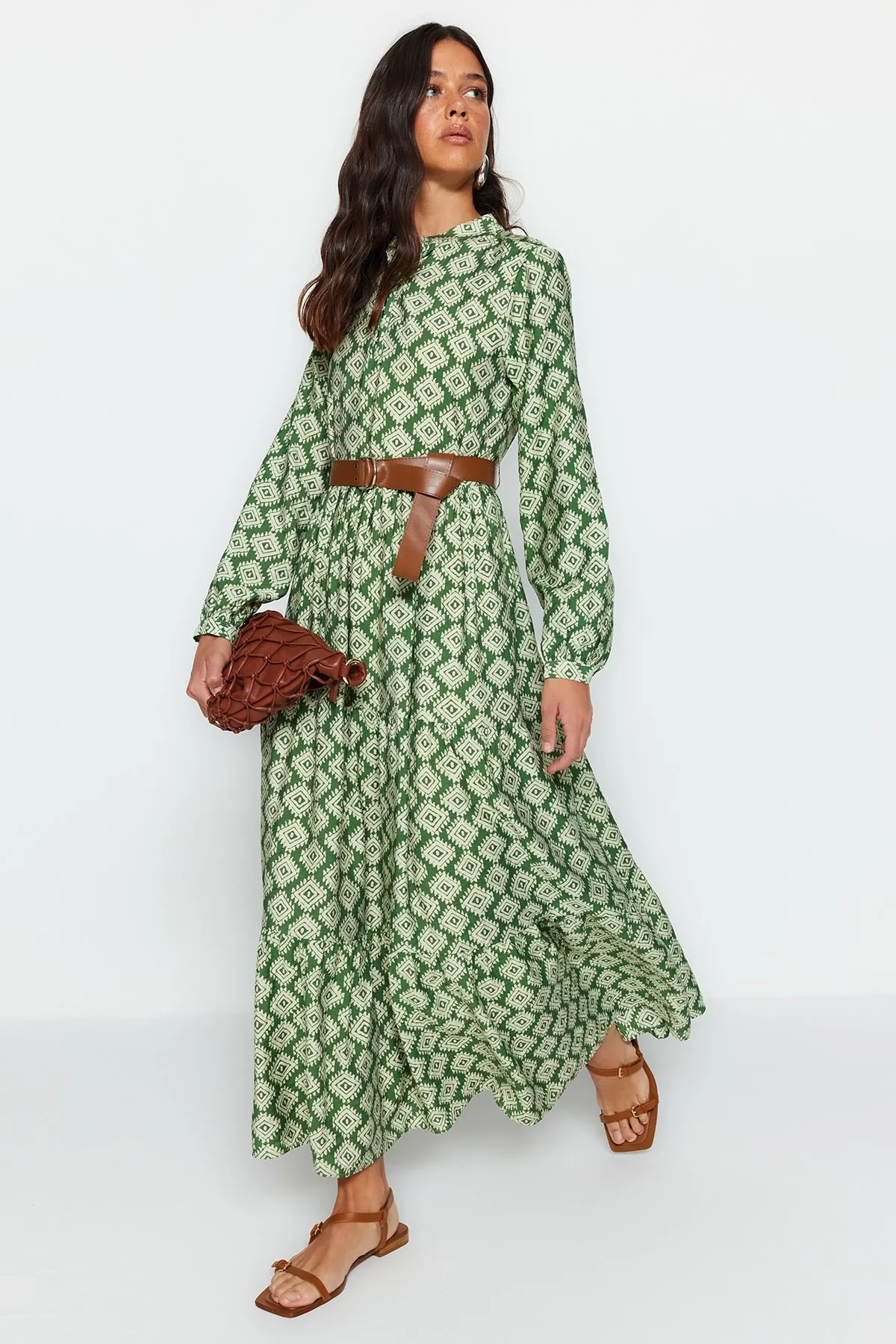 Trendyol Modest  Grünes, gewebtes Kleid mit Gürtelrock, Volant, Blumenmuster und Futter TCTSS23EB00111