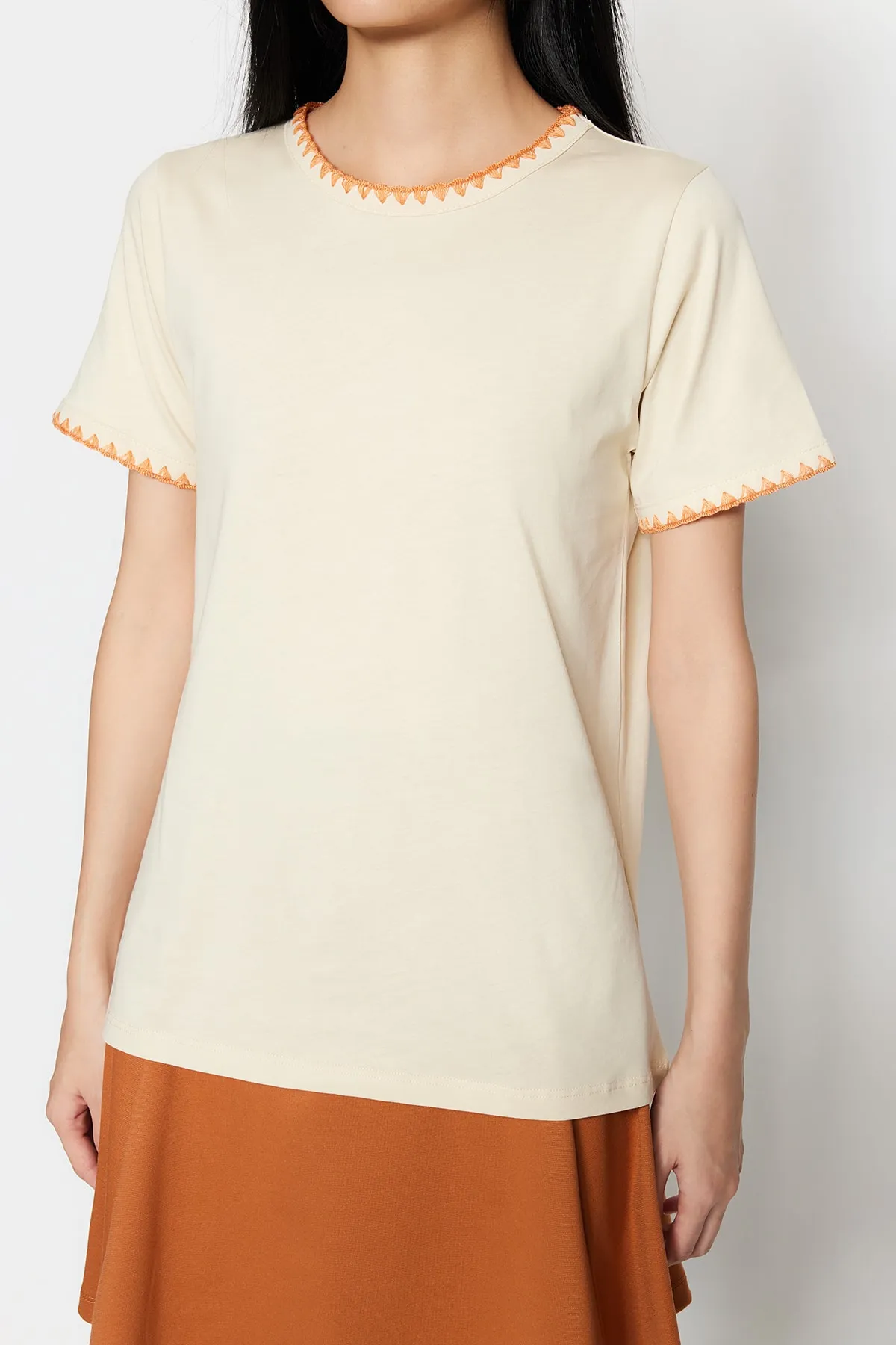 Trendyol Collection  Stone Basic-Strick-T-Shirt aus 100 % Baumwolle mit Rundhalsausschnitt und Kontrastnaht-Detail TWOSS19AD0085