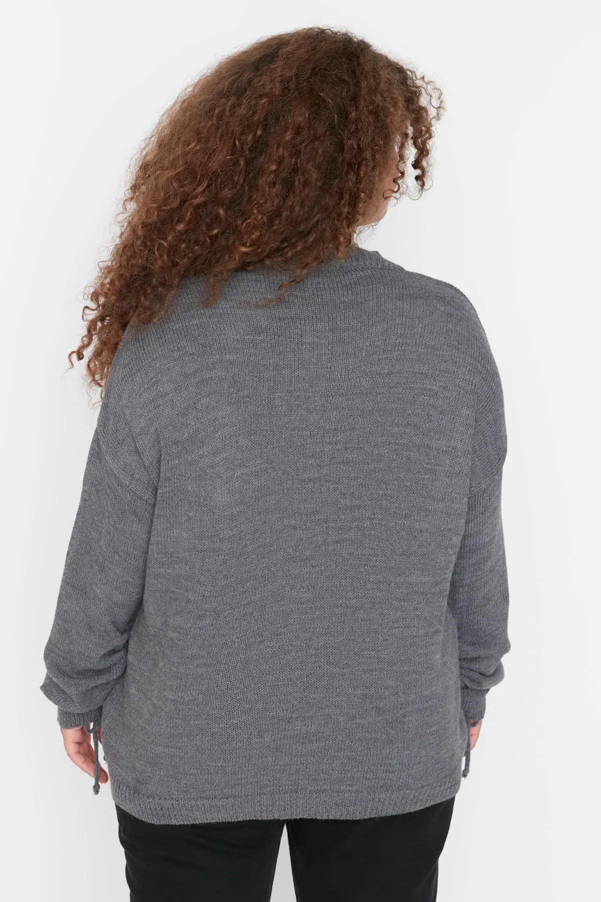 Trendyol Curve  Anthrazitfarbener, geraffter Strickpullover mit V-Ausschnitt und Ärmeln TBBAW23AN00023