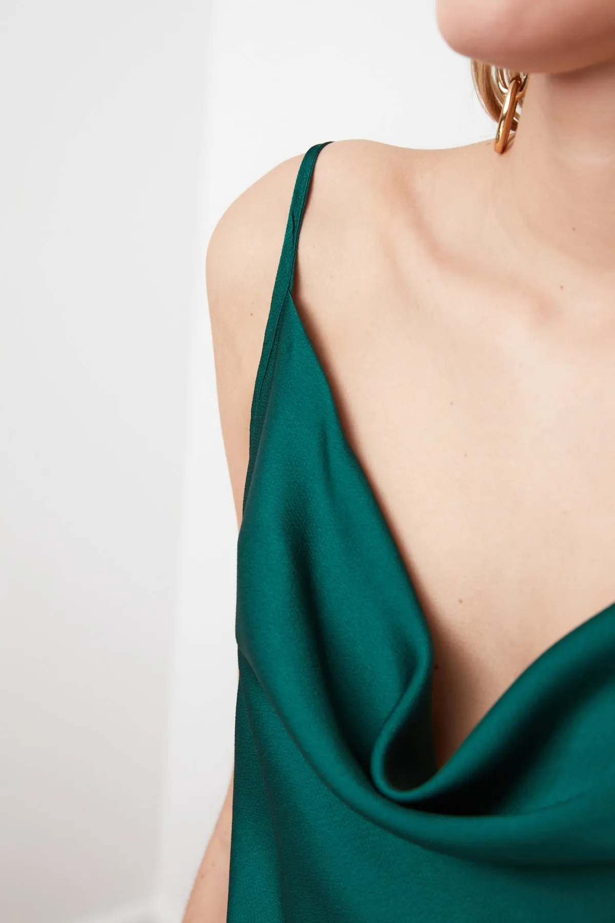 Trendyol Collection  Smaragdgrüne Satin-Webbluse mit Riemchenkragen TWOSS19BB0161