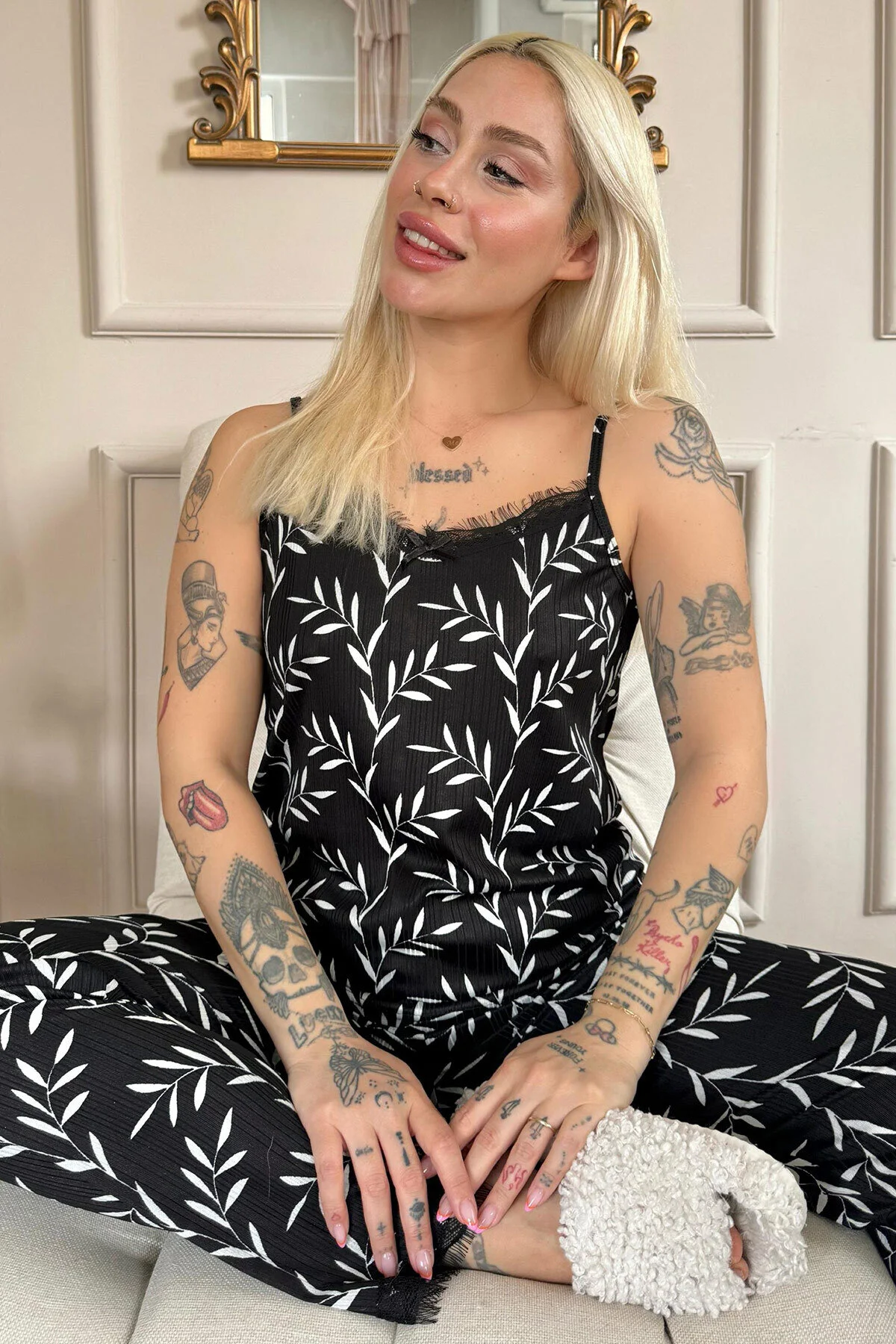 Pijamaevi  Gestricktes Damen-Pyjama-Set aus schwarzem Olivenzweig mit Spitze und Seilriemen