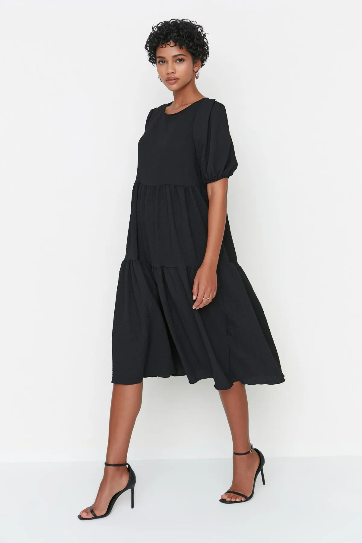 Trendyol Collection  Schwarzes, weit geschnittenes Midikleid mit gewebtem Volant TWOSS22EL1259
